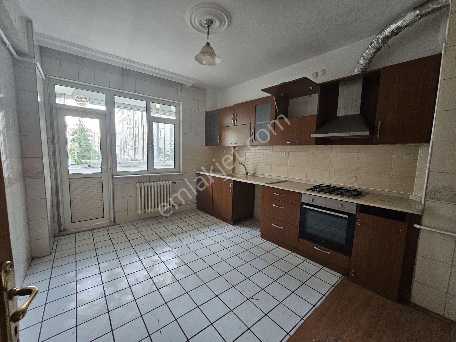 Metin Gönülalan'dan Yaka Meramda 4+1 Kiralık Geniş Daire - Görsel 16