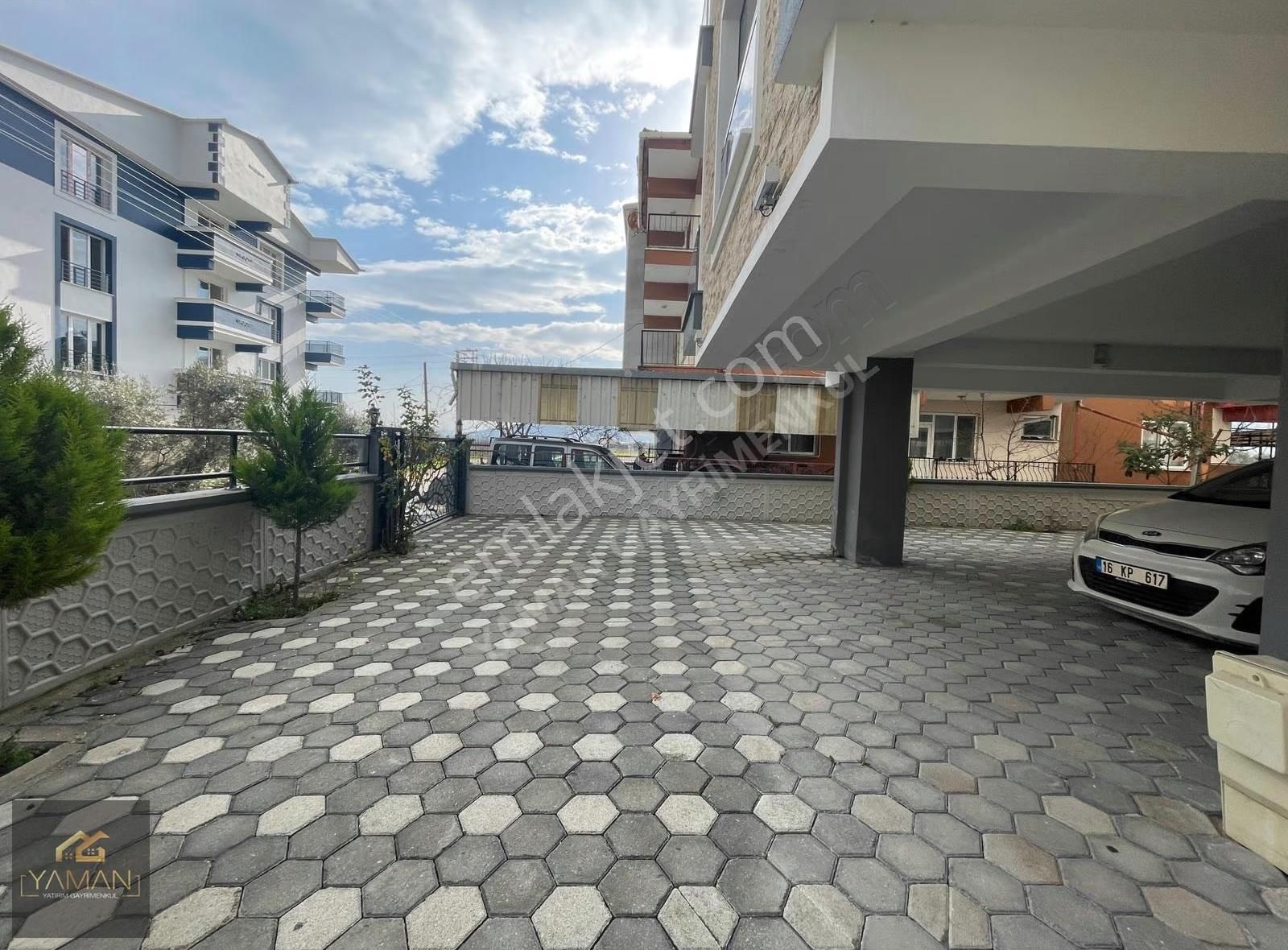 Hürriyet Mahallesinde Açık Otoparklı Ara Kat 2+1 Satılık Daire - Görsel 4