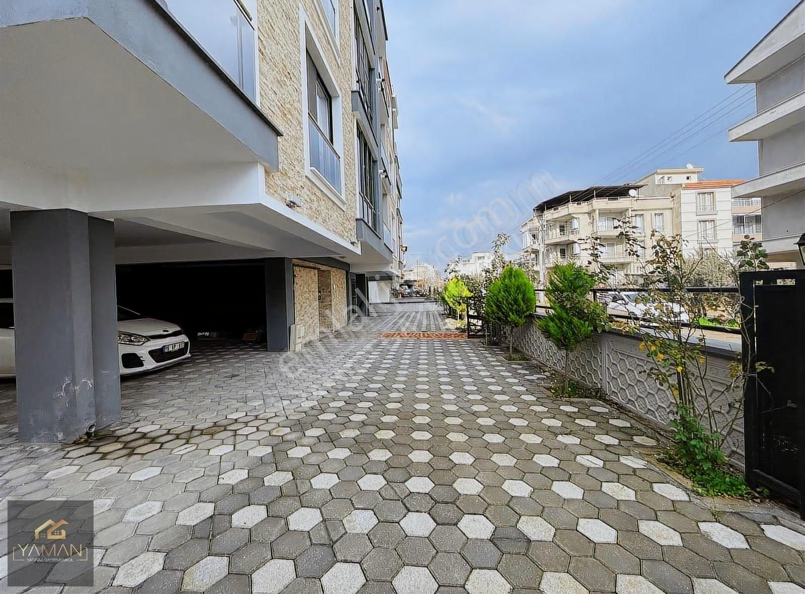 Hürriyet Mahallesinde Açık Otoparklı Ara Kat 2+1 Satılık Daire