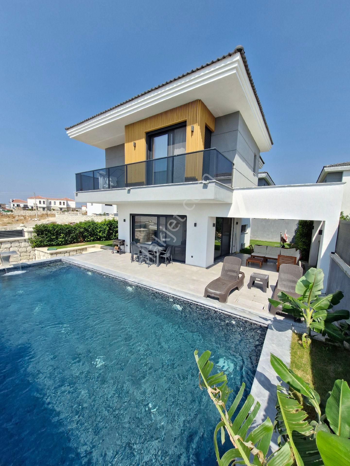 Çeşme'de Tam Müstakil Büyük Havuzlu Ultralüx Satılık - Görsel 4