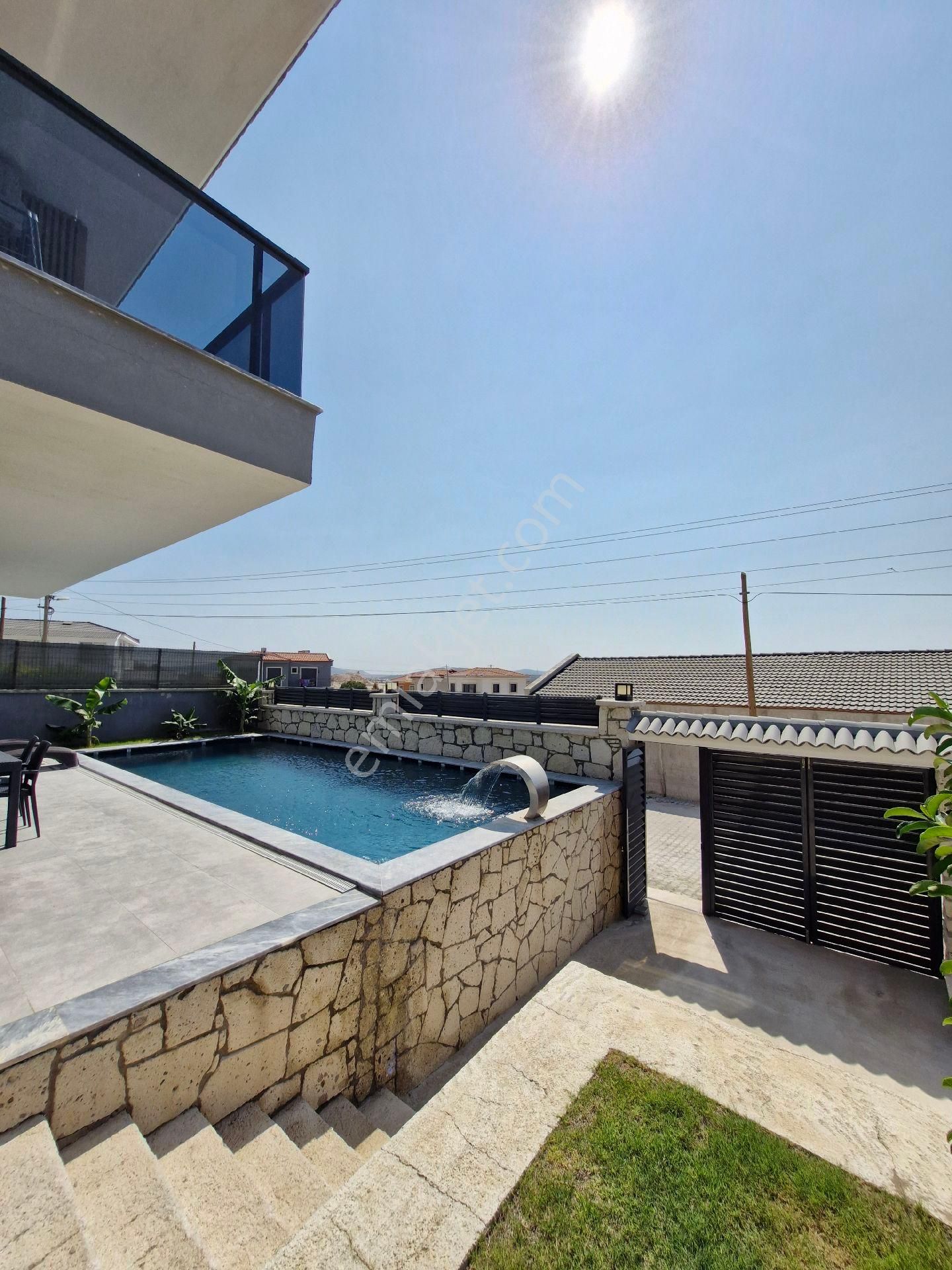 Çeşme'de Tam Müstakil Büyük Havuzlu Ultralüx Satılık - Görsel 8