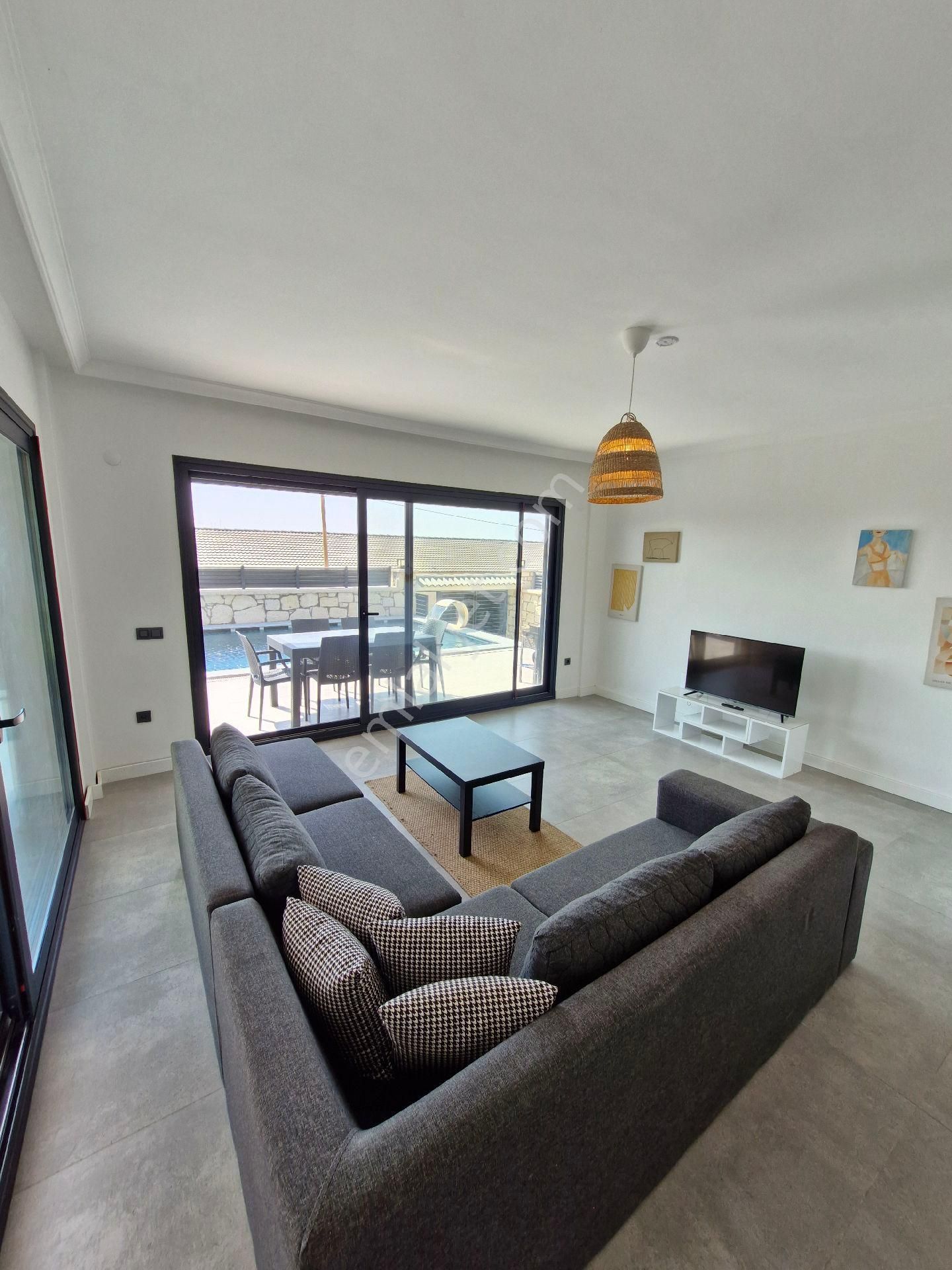 Çeşme'de Tam Müstakil Büyük Havuzlu Ultralüx Satılık - Görsel 18