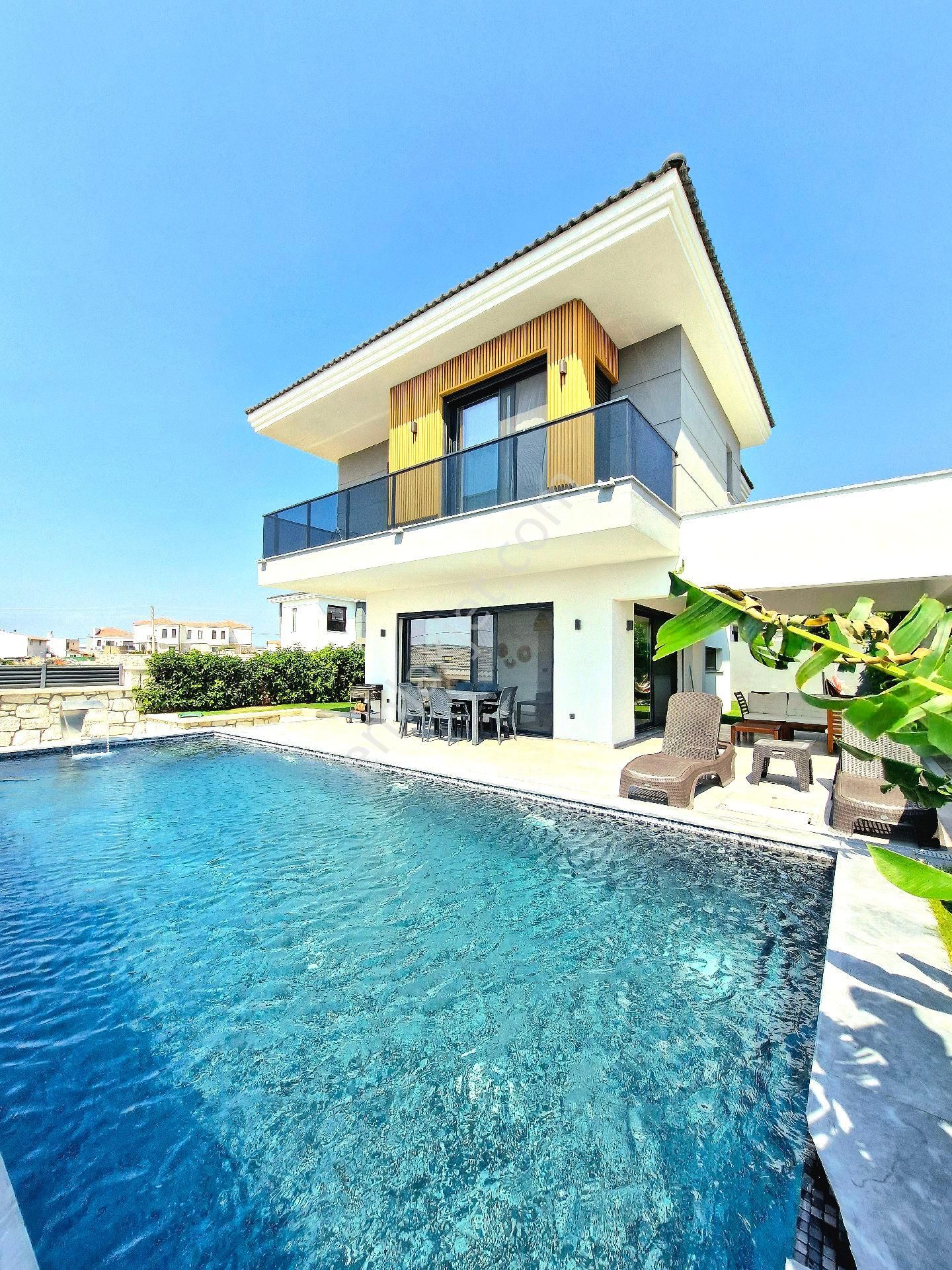 Çeşme'de Tam Müstakil Büyük Havuzlu Ultralüx Satılık