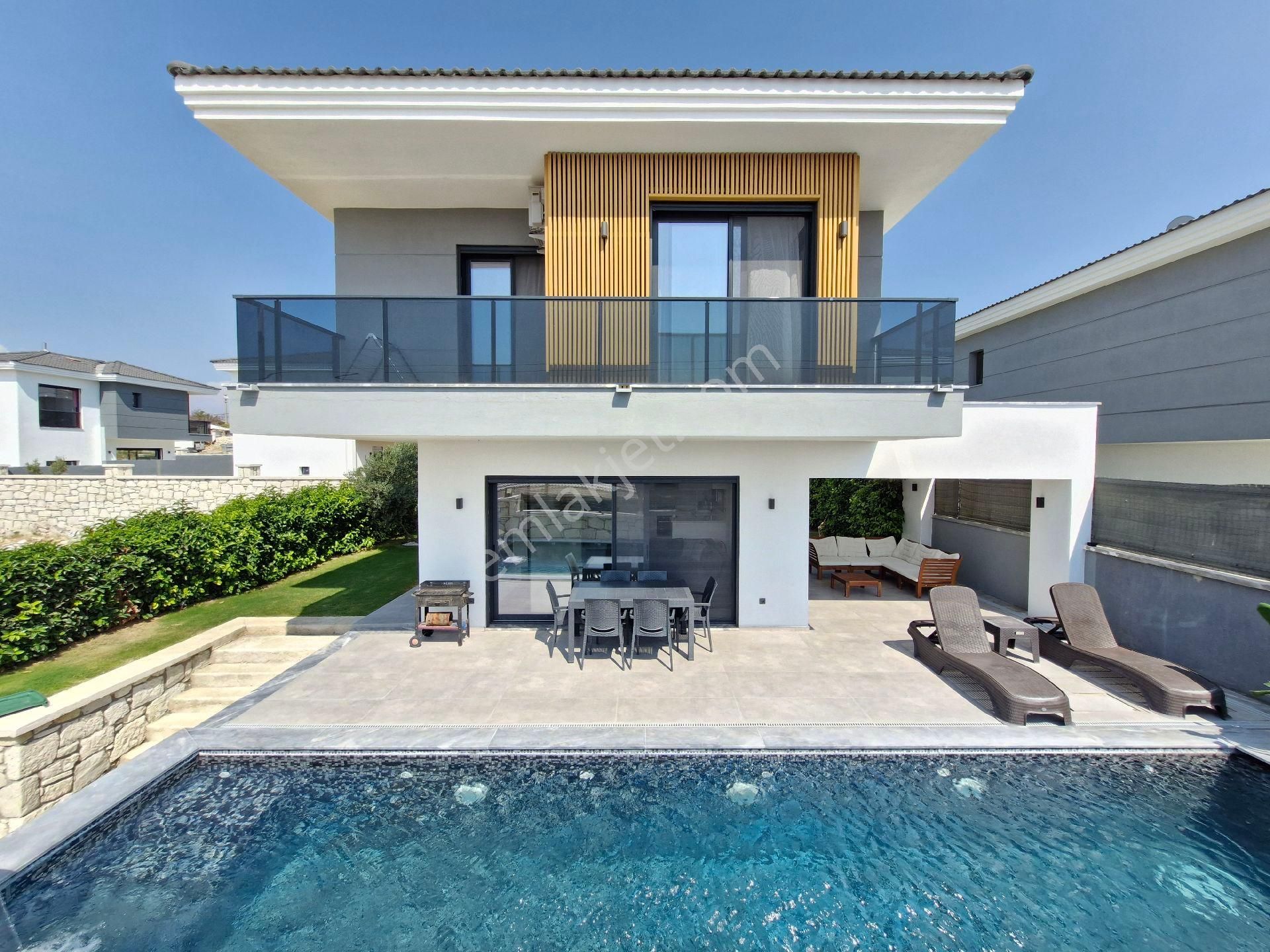 Çeşme'de Tam Müstakil Büyük Havuzlu Ultralüx Satılık - Görsel 5