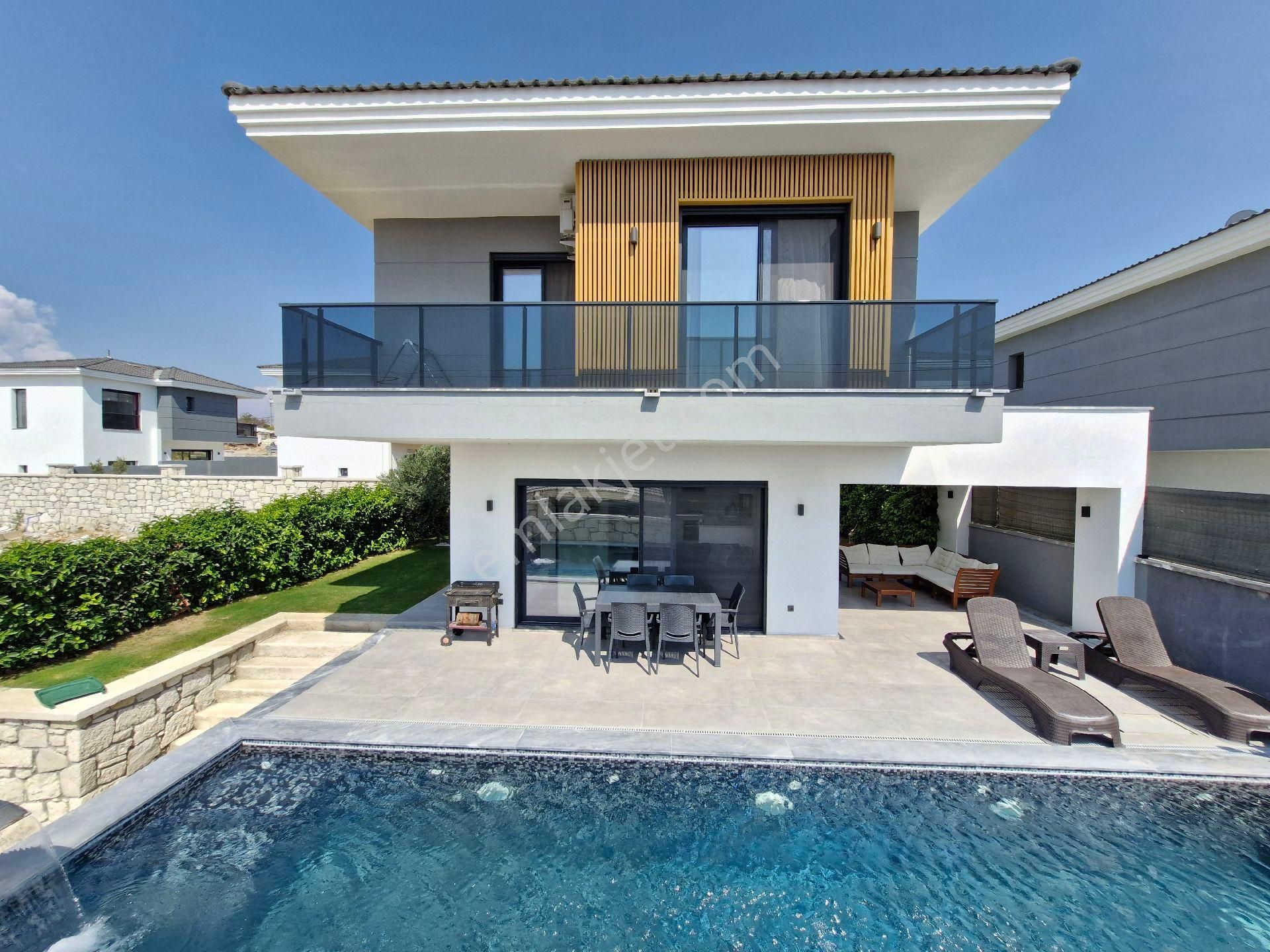 Çeşme'de Tam Müstakil Büyük Havuzlu Ultralüx Satılık - Görsel 2