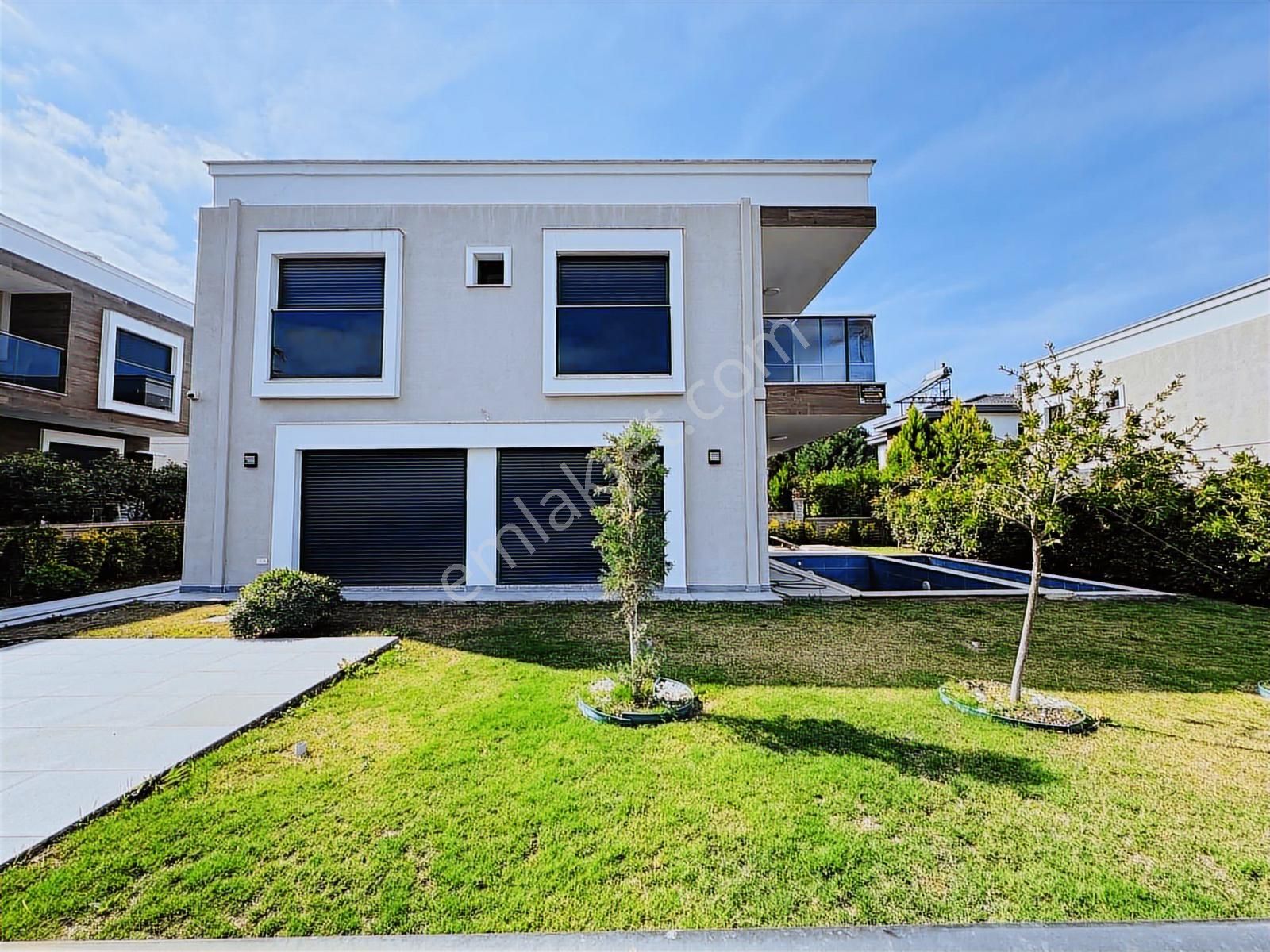 Kuşadası Davutlar'da 360m2 Arsa İçinde Satılık 5+1 Villa