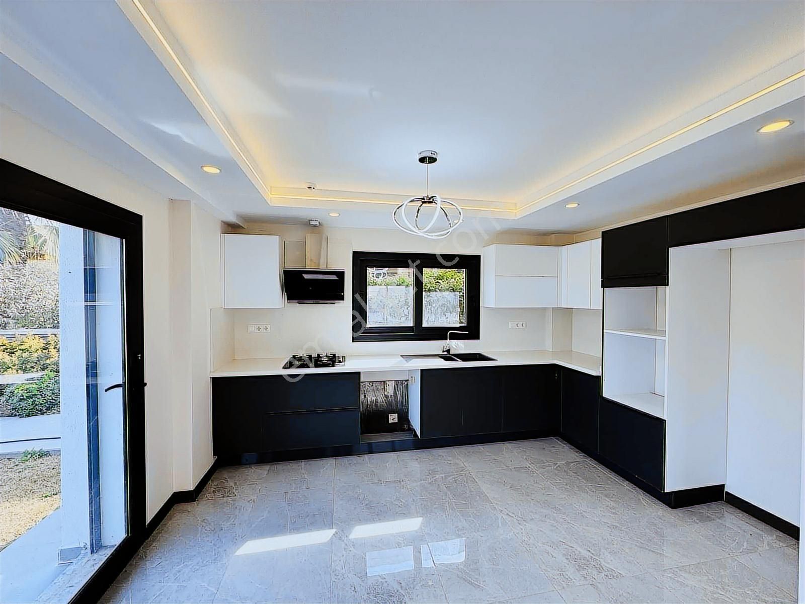 Kuşadası Davutlar'da 360m2 Arsa İçinde Satılık 5+1 Villa - Görsel 4