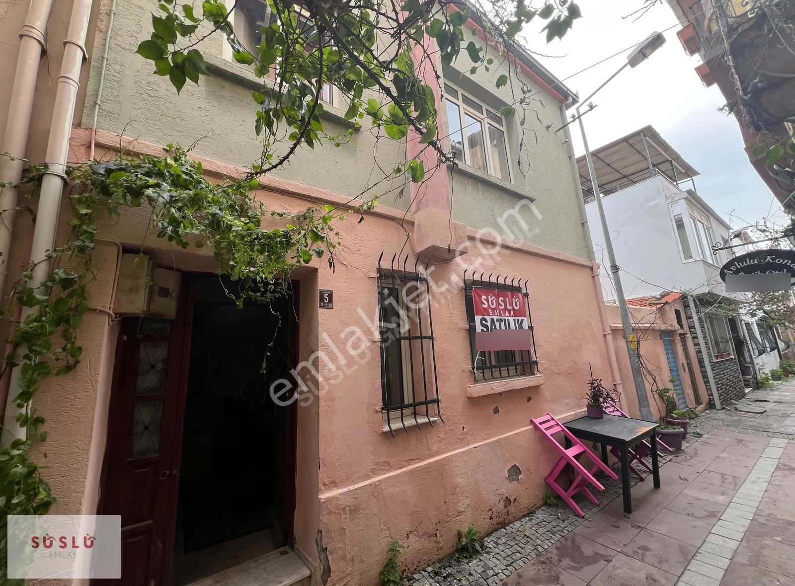 Ayvalık Çarşı İçinde Satılık Bahçeli Müstakil Ev