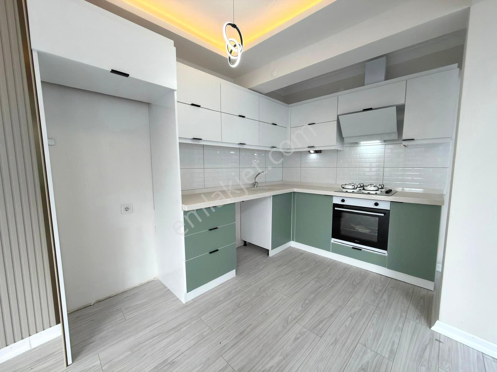 🏡 Referans'tan Akçay Merkez'de Şık Tasarımlı Ön Cephe Ayrı Mutfak 2+ Daire