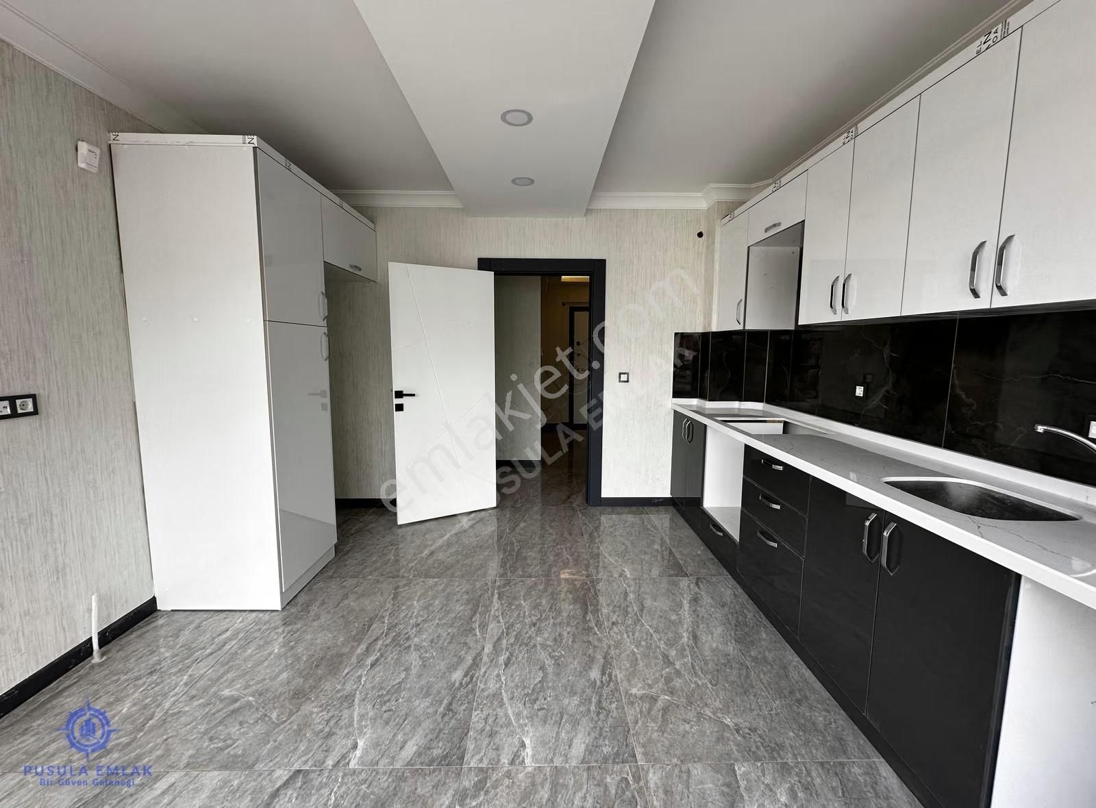 Ｐｕｓｕｌａ Ｅｍｌａｋ'ｄａｎ Merkezi Konumda Ara Kat Sıfır 4+1 Satılık Daire