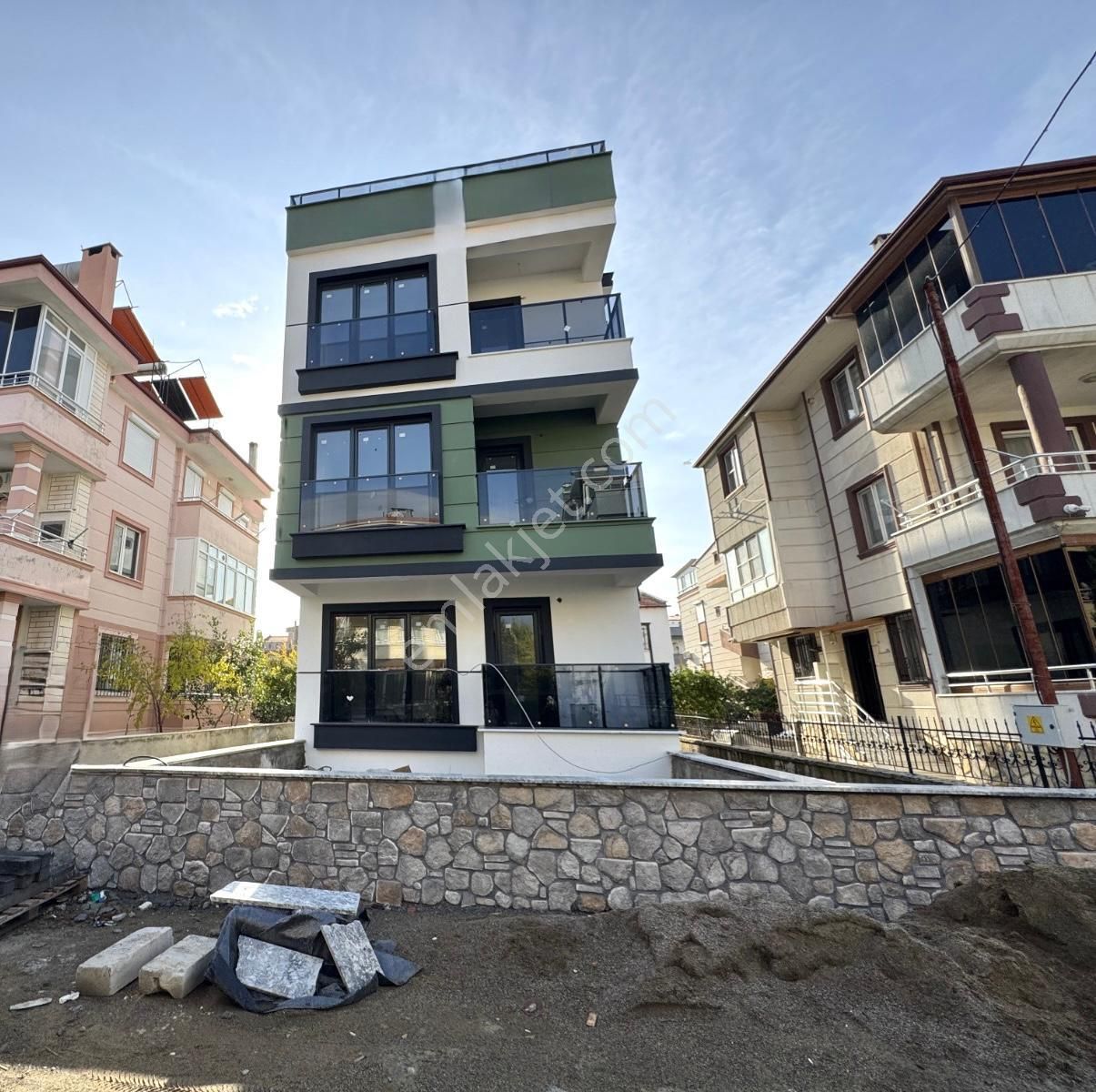 🏡 Referans'tan Akçay'da Çift Balkonlu Yerden Isıtmalı Şık Tasarım 1+1 Daire