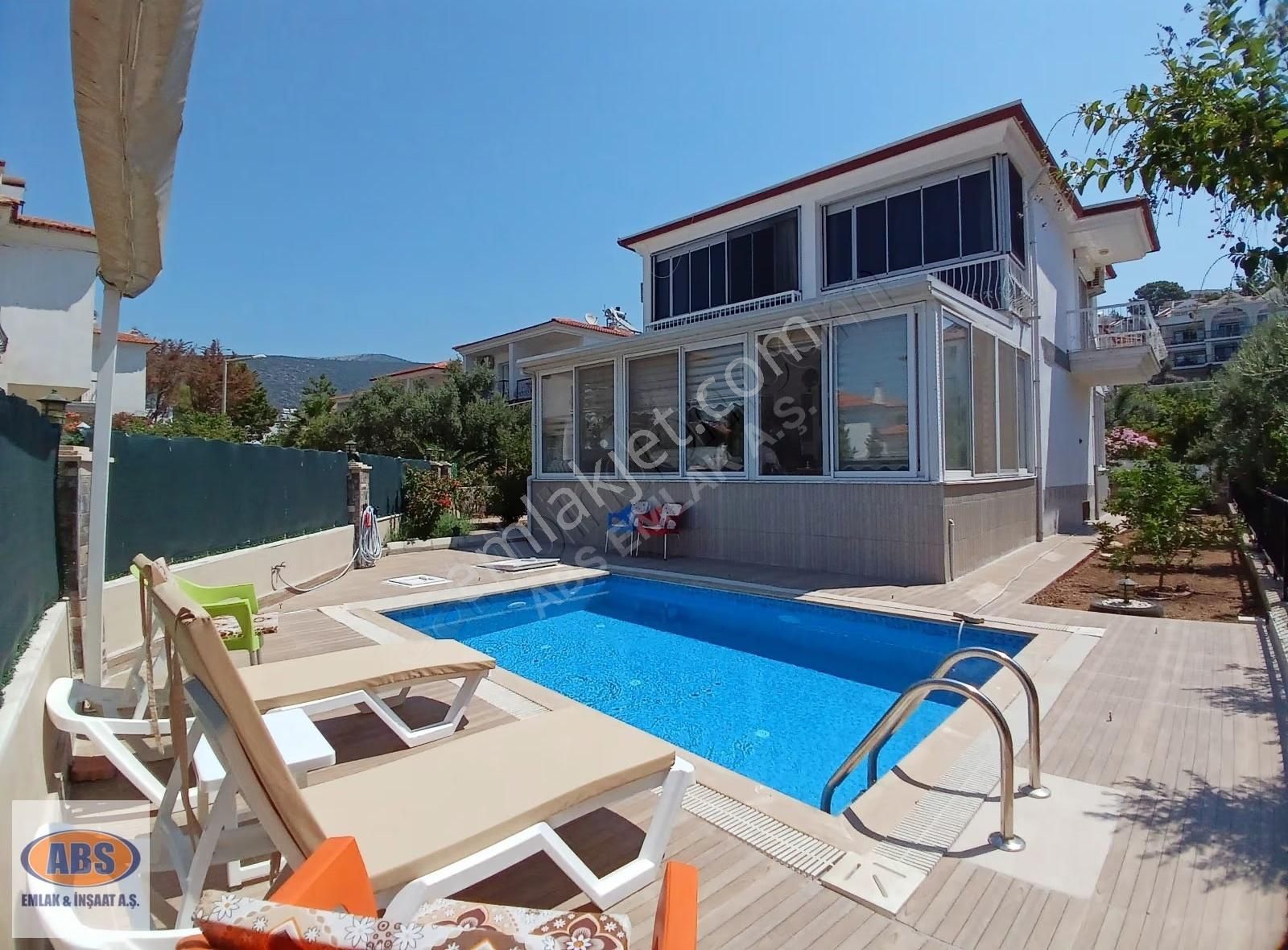 Didim Akbükte Geniş Bahçeli / Müstakil Havuzlu Satılık Villa