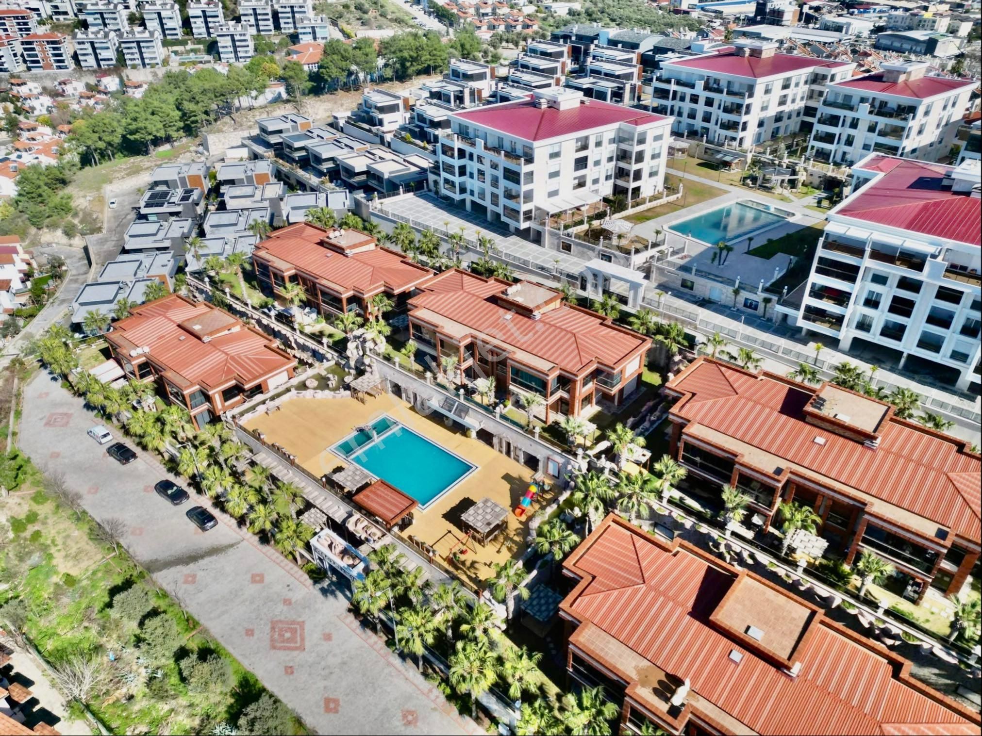 Açık Kapalı Yüzme Havuzlu Kapalı Otoparklı Deniz Manzaralı Butik Sitede