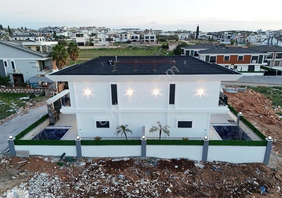 Hisar Mahallesi’nde Otoparklı Havuzlu 3 + 1 Villa - Görsel 21