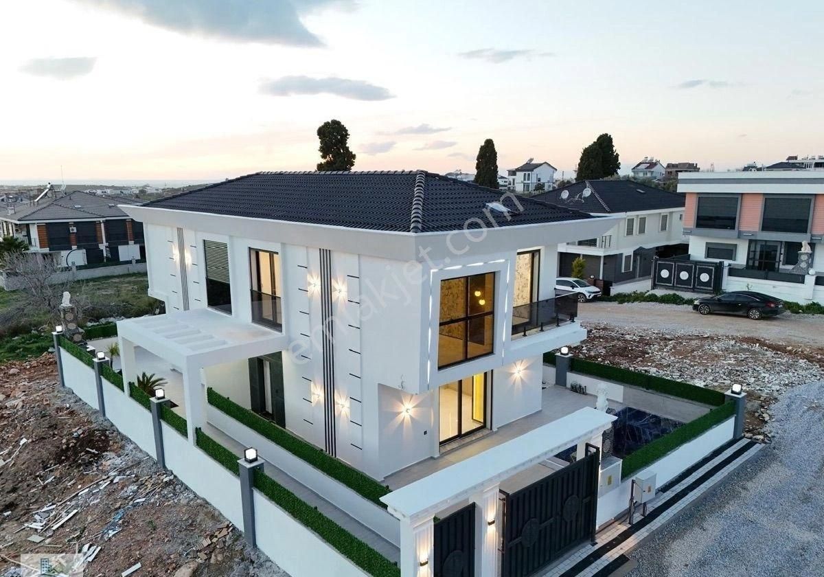 Hisar Mahallesi’nde Otoparklı Havuzlu 3 + 1 Villa