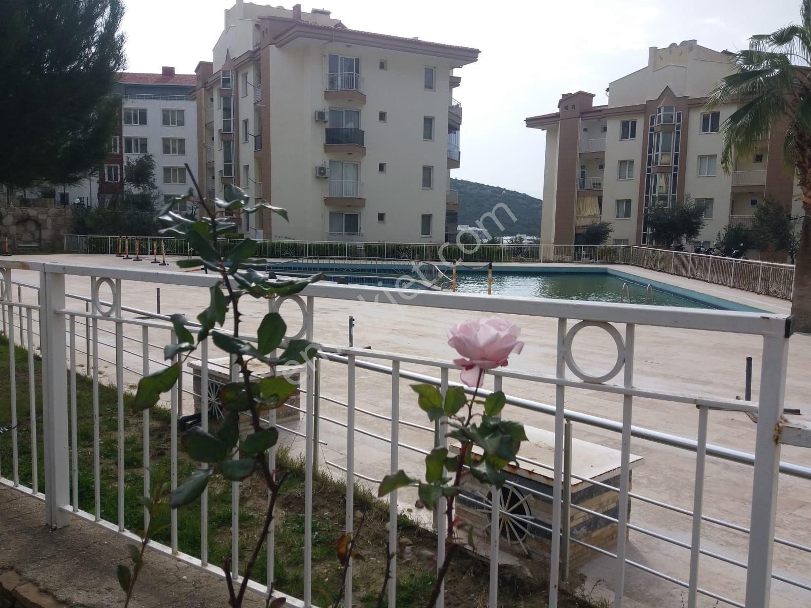 Havuzlu Site Geniş Daire Yüksek Giriş