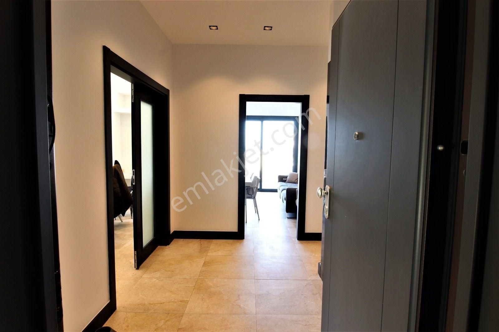 Kuşadası Marinada Geniş Bahçe Kullanımına Sahip Havuzlu Sitede - Görsel 21