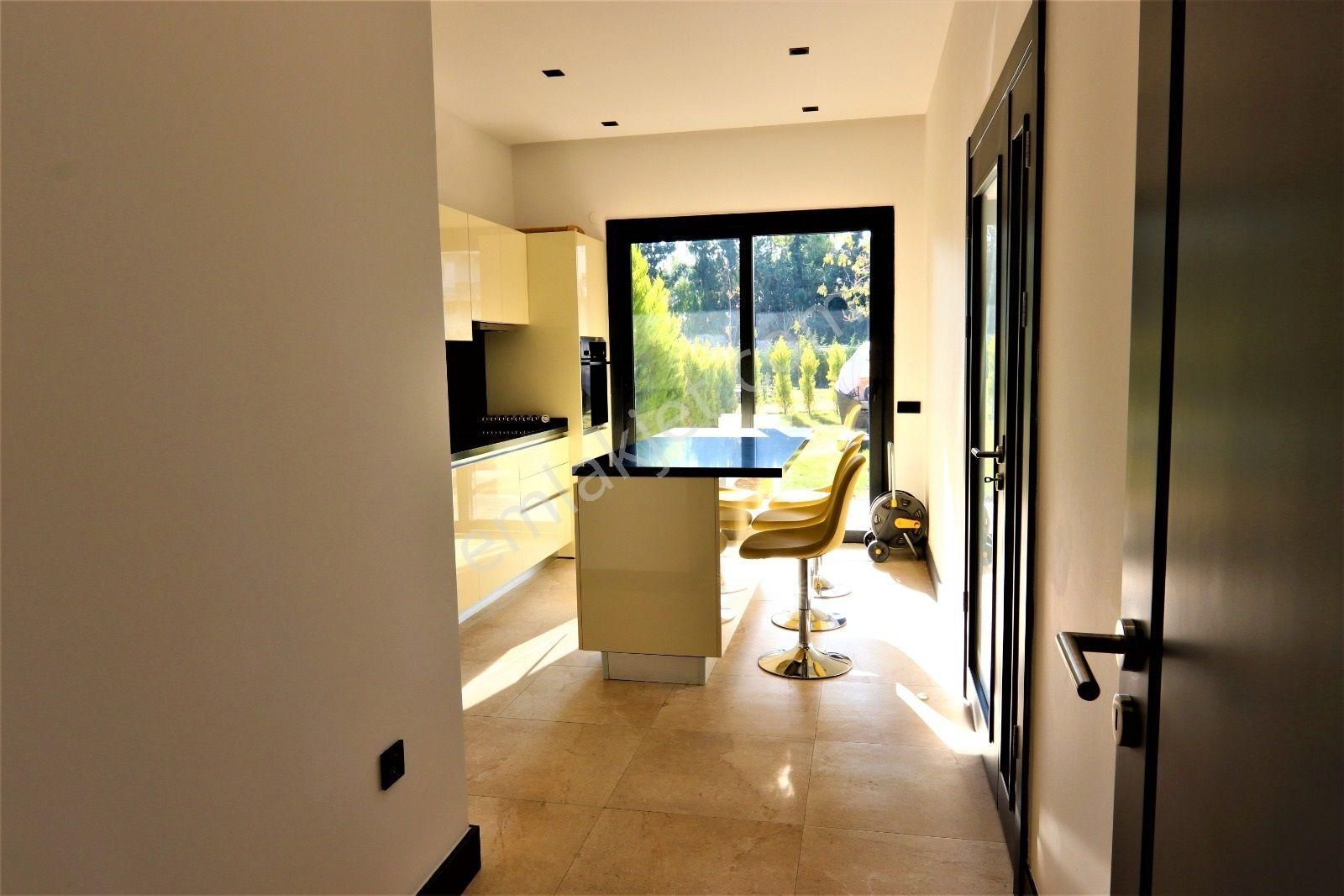 Kuşadası Marinada Geniş Bahçe Kullanımına Sahip Havuzlu Sitede - Görsel 19