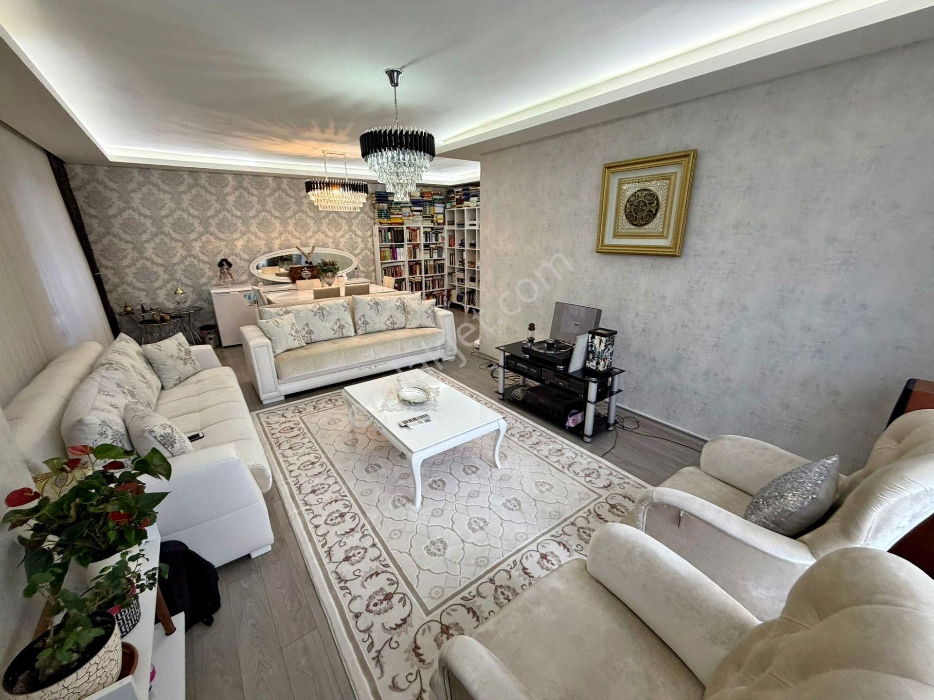 Relax'tan Ayvalı Cd. Üzeri Ful Yapılı Ferah 1.katta 4+1