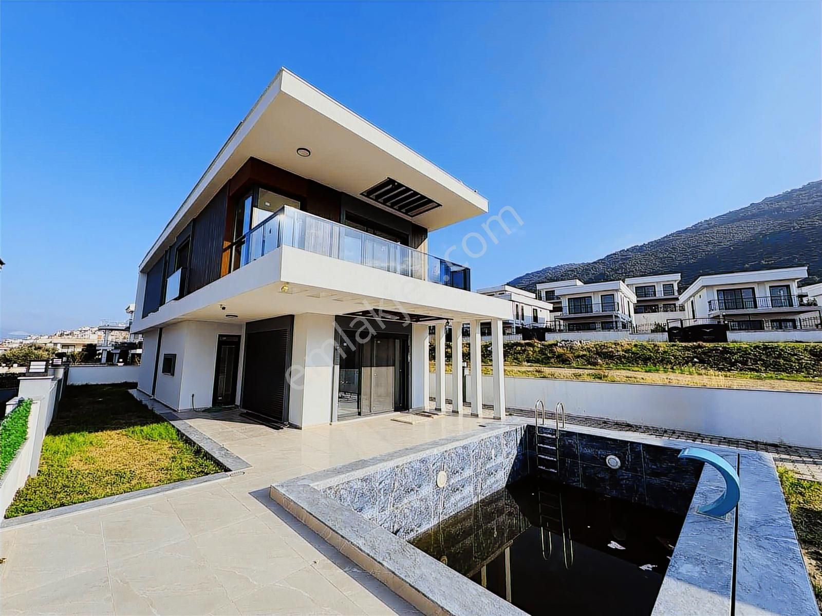 Kuşadası'nda 380m2 Arsa İçinde Tam Müstakil Bağımsız 4+1 Villa - Görsel 13