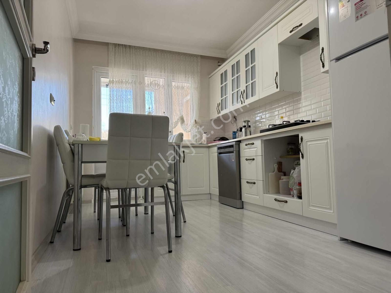 Özgür Emlaktan İçi Özel Yapılmış İki Cephe Daire - Görsel 4