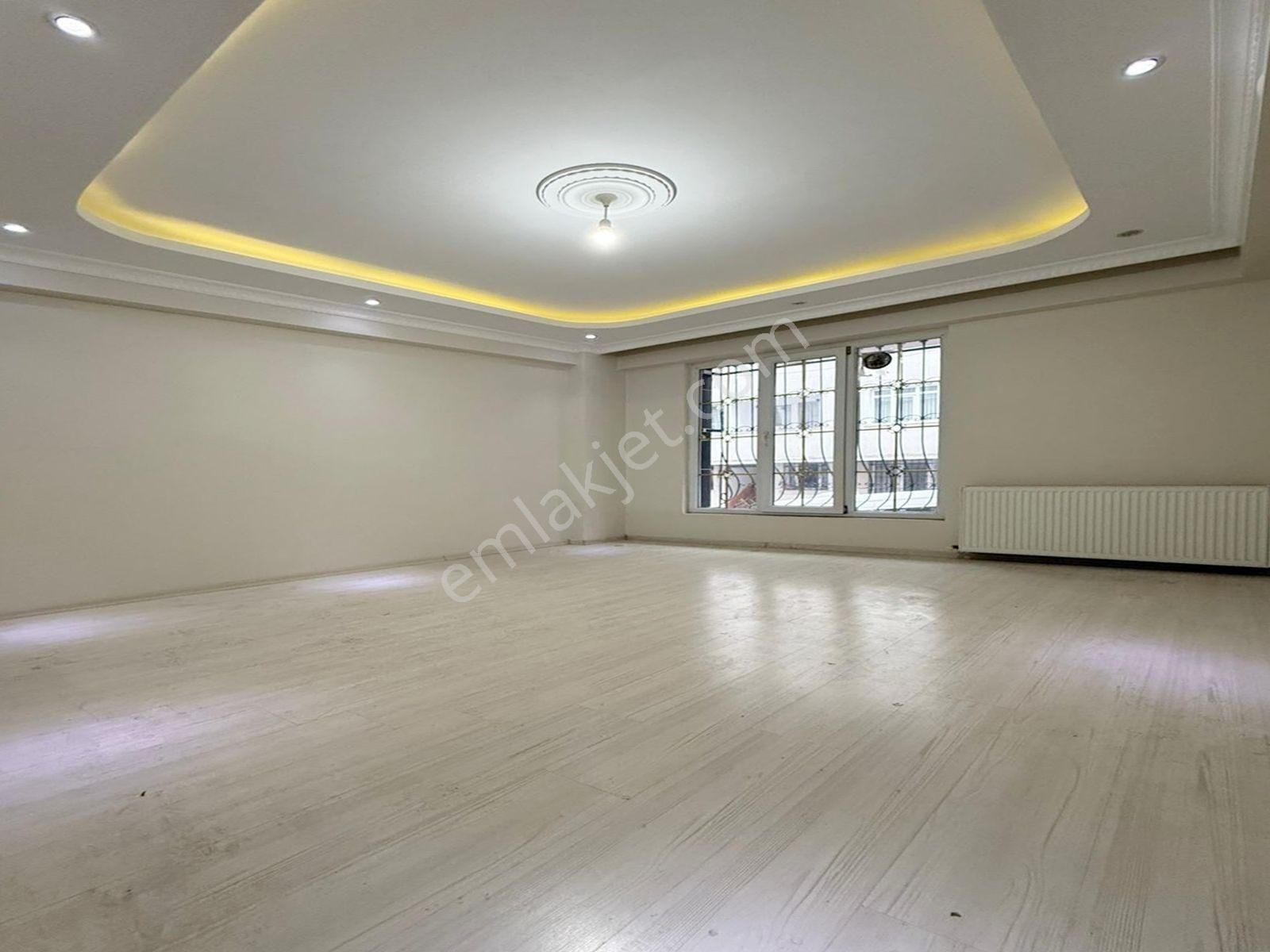 Metrobüse 5 Dk Mesafe Cadde Dibi İskanlı Yeni Bina Yüksekgiriş !