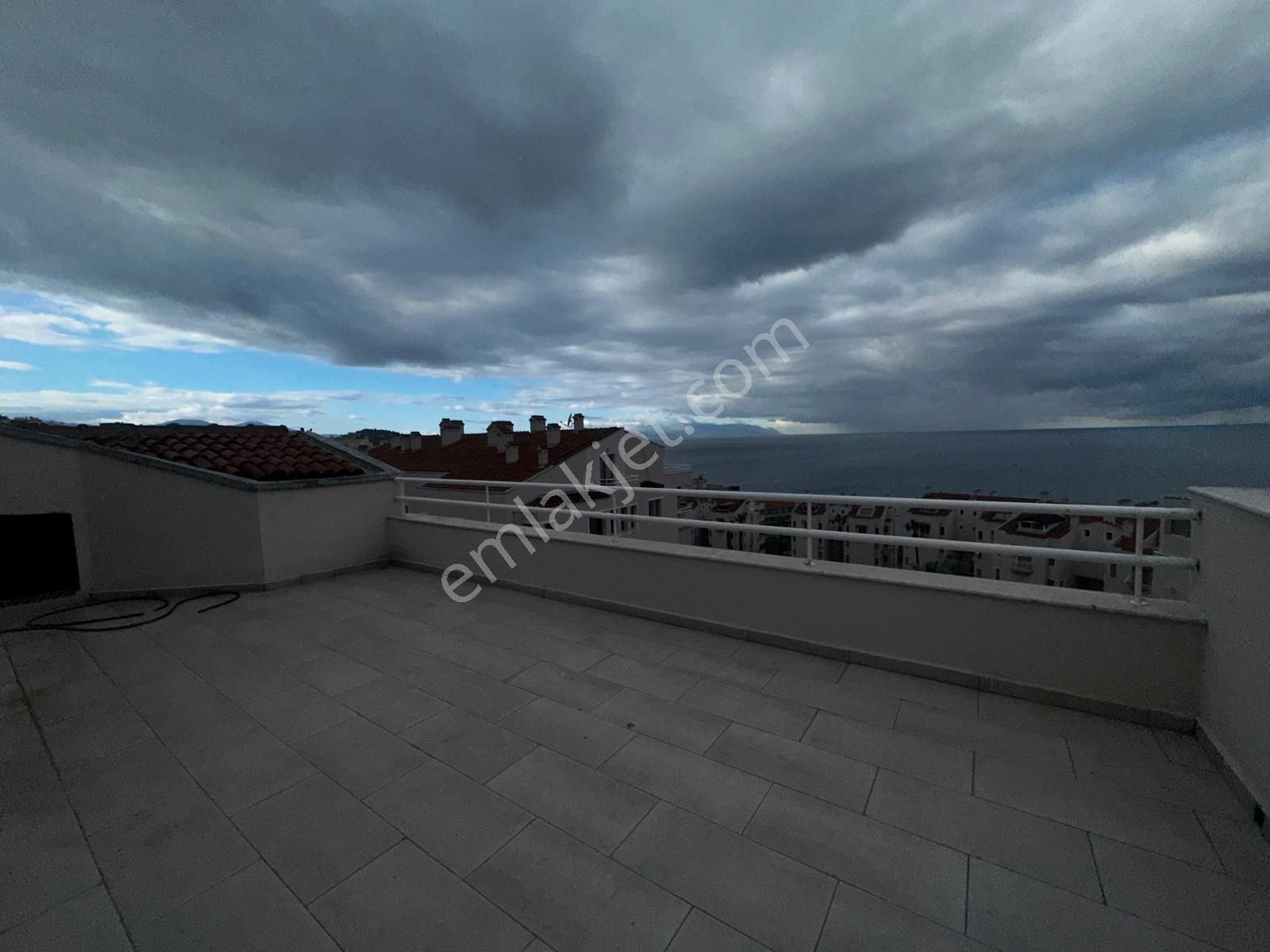 Kuşadası Marinada 24 Saat Güvenlikli Sitede 3+2 Çatı Dubleks - Görsel 23