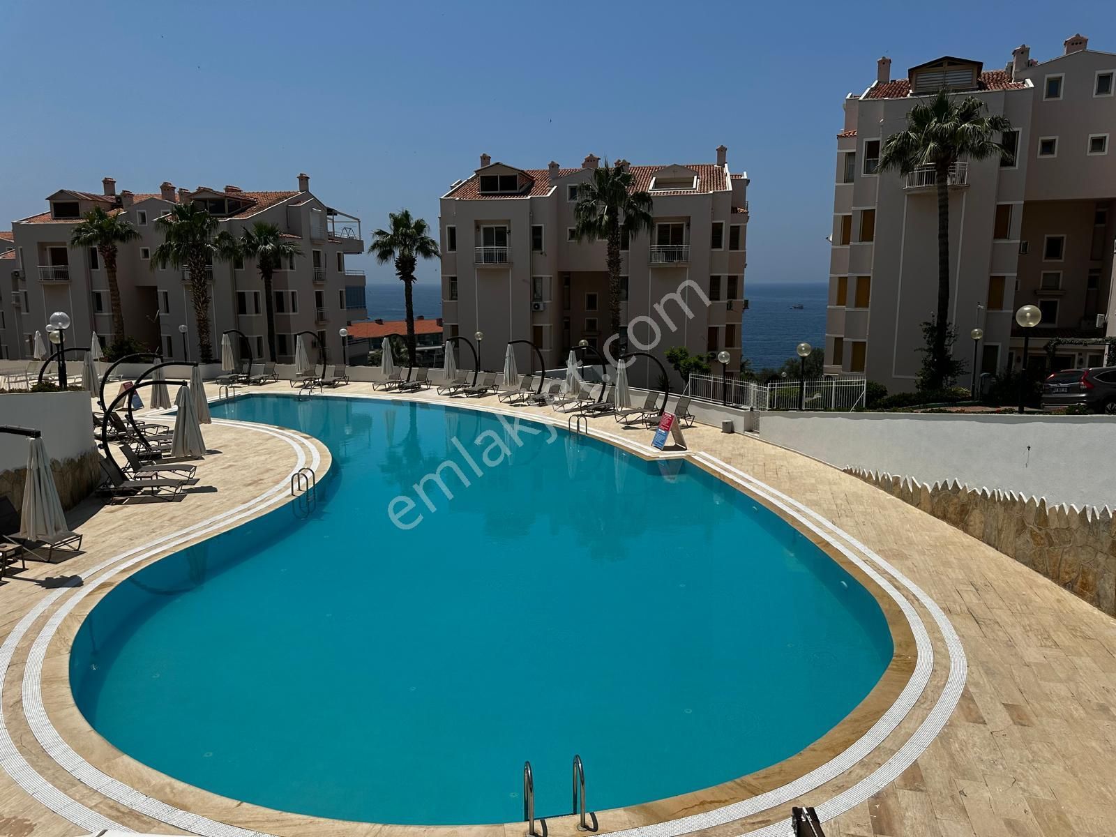 Kuşadası Marinada Havuz Ve Güvenlikli Denize Sıfır Sitede Deniz Manzaralı