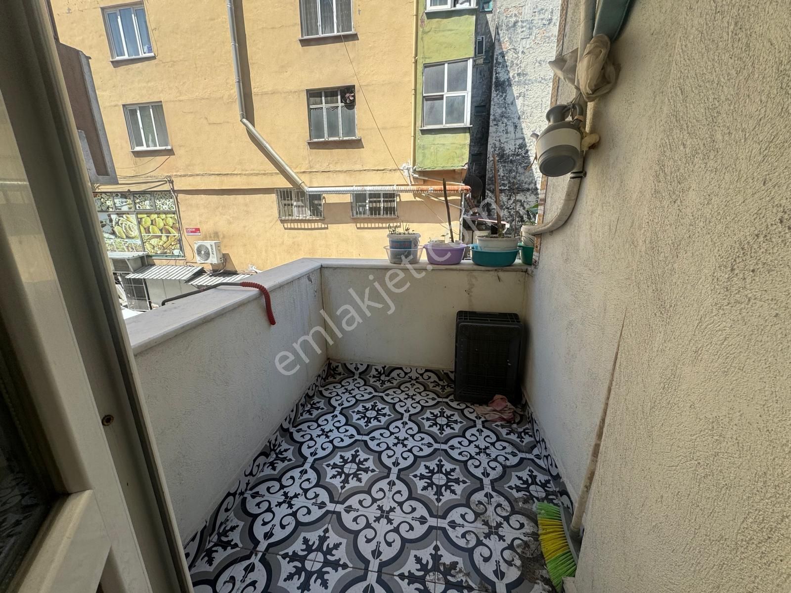 Yıldız Dan Mevlana Camii Karşılarında Satılık 15 Yıllık 2+1 Normal Kat Daire - Görsel 3