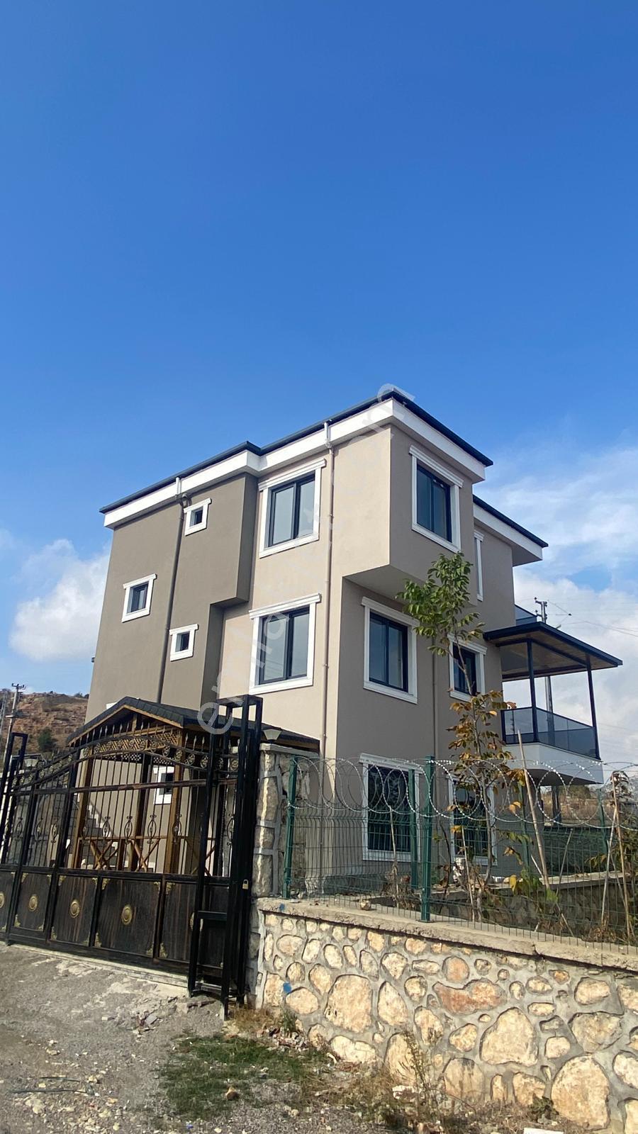 Üstünkent'ten Soğucak’ta Sıfır Tripleks 5+2 Geniş Kullanımlı Oturuma Hazır Villa - Görsel 12