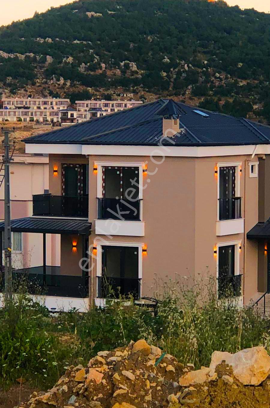 Üstünkent'ten Soğucak’ta Sıfır Tripleks 5+2 Geniş Kullanımlı Oturuma Hazır Villa - Görsel 9