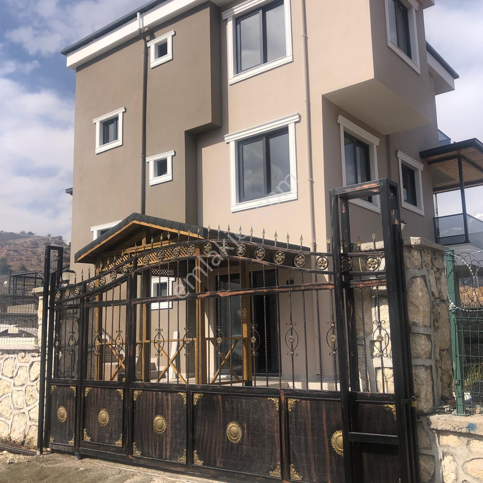 Üstünkent'ten Soğucak’ta Sıfır Tripleks 5+2 Geniş Kullanımlı Oturuma Hazır Villa - Görsel 3