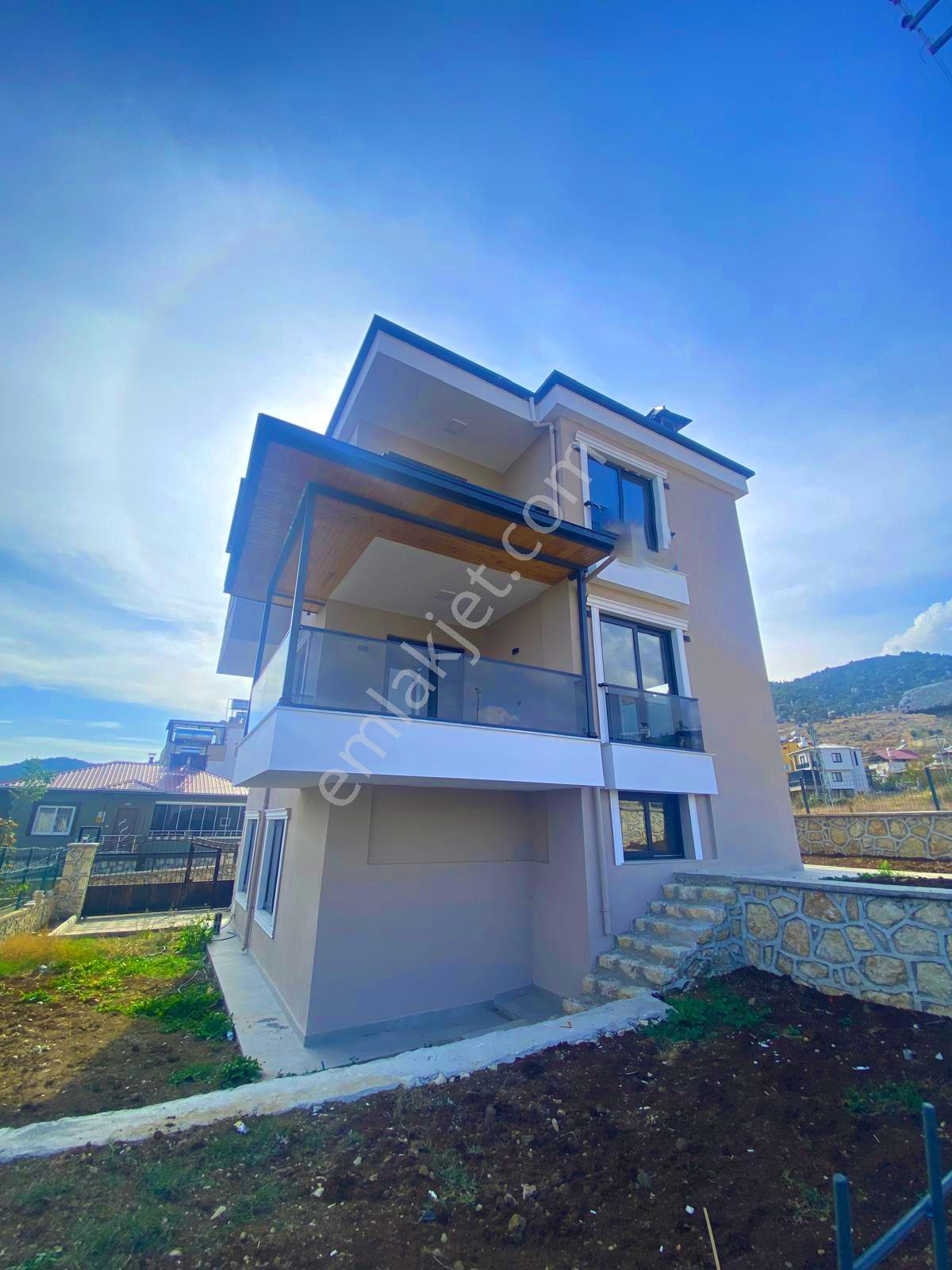 Üstünkent'ten Soğucak’ta Sıfır Tripleks 5+2 Geniş Kullanımlı Oturuma Hazır Villa - Görsel 2