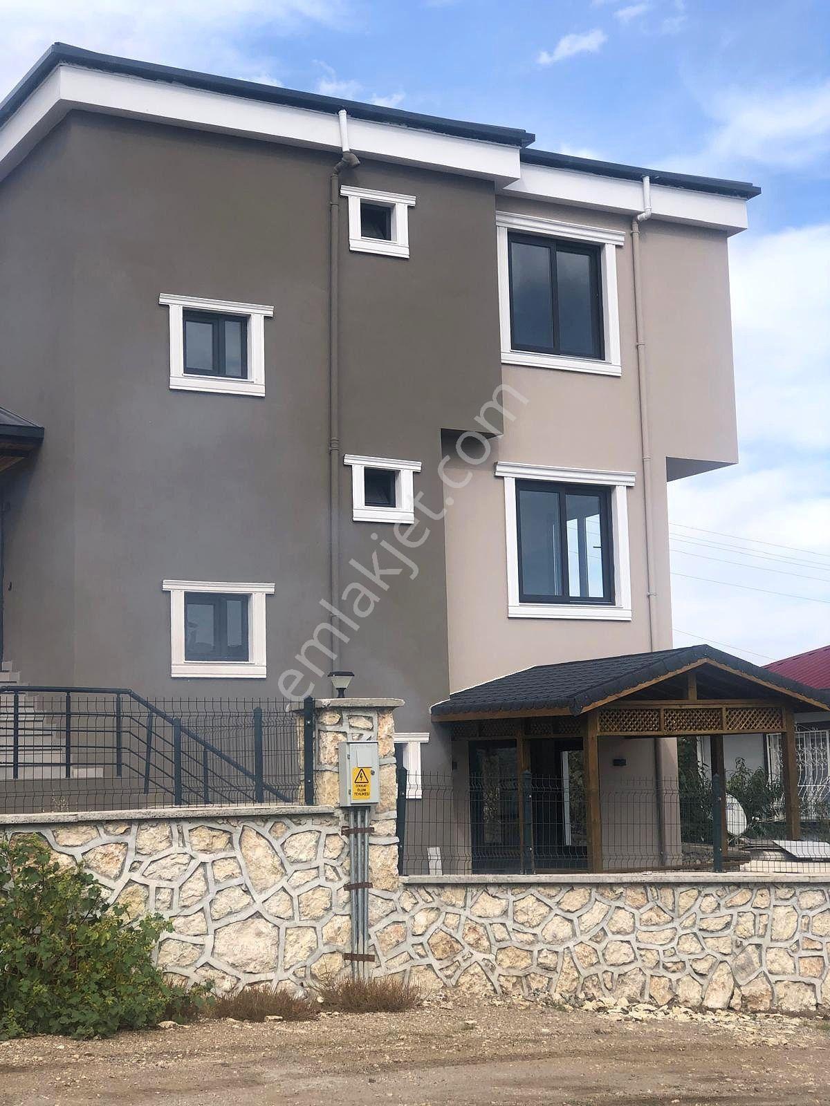 Üstünkent'ten Soğucak’ta Sıfır Tripleks 5+2 Geniş Kullanımlı Oturuma Hazır Villa - Görsel 11
