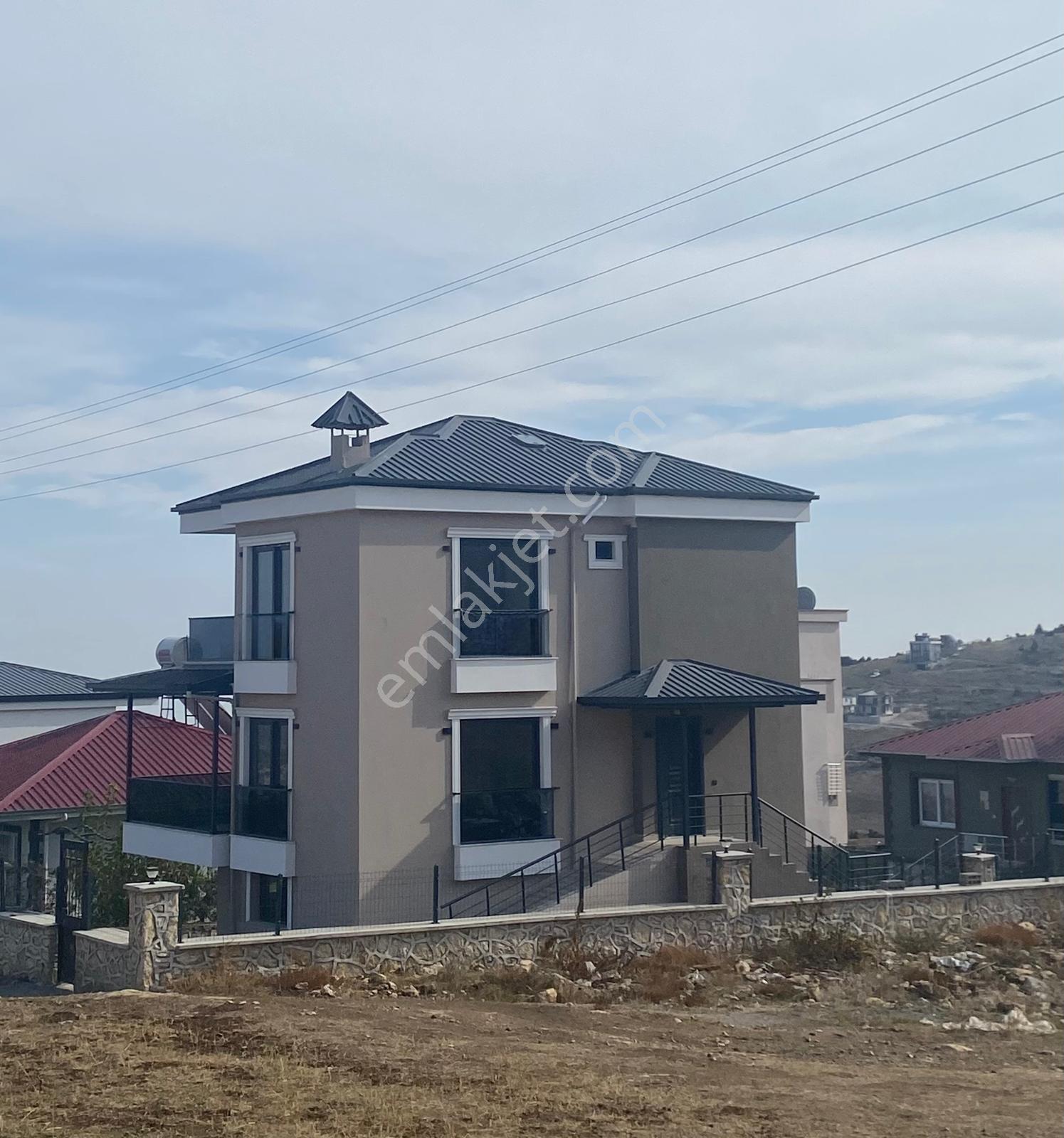 Üstünkent'ten Soğucak’ta Sıfır Tripleks 5+2 Geniş Kullanımlı Oturuma Hazır Villa - Görsel 10