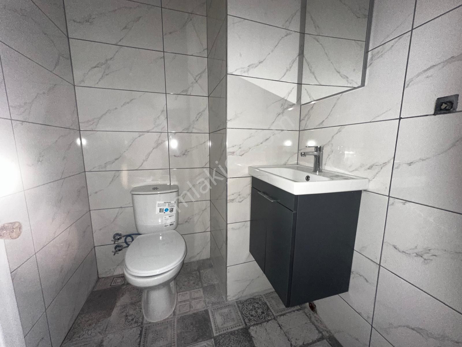 Kuşadası Marinada Sahile 200 Mt Ara Kat Asansörlü 3+1 - Görsel 10