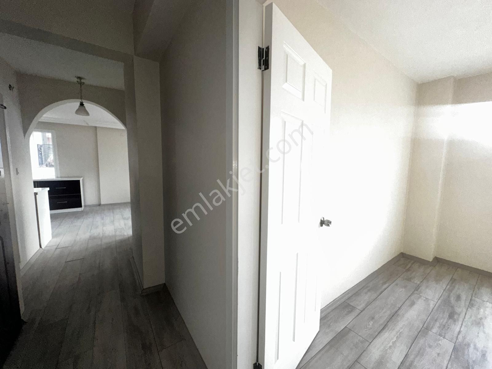 Kuşadası Marinada Sahile 200 Mt Ara Kat Asansörlü 3+1 - Görsel 12