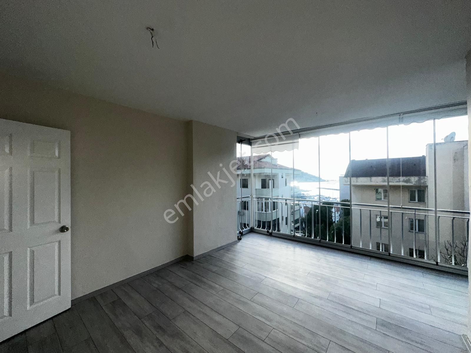 Kuşadası Marinada Sahile 200 Mt Ara Kat Asansörlü 3+1 - Görsel 3