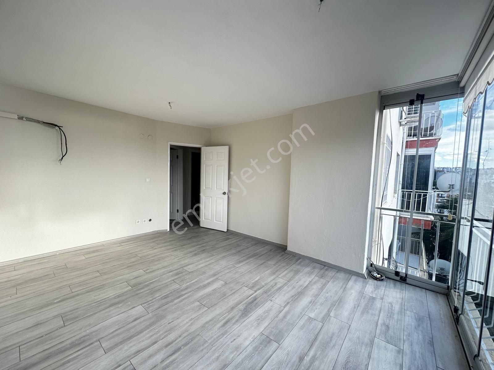 Kuşadası Marinada Sahile 200 Mt Ara Kat Asansörlü 3+1 - Görsel 19