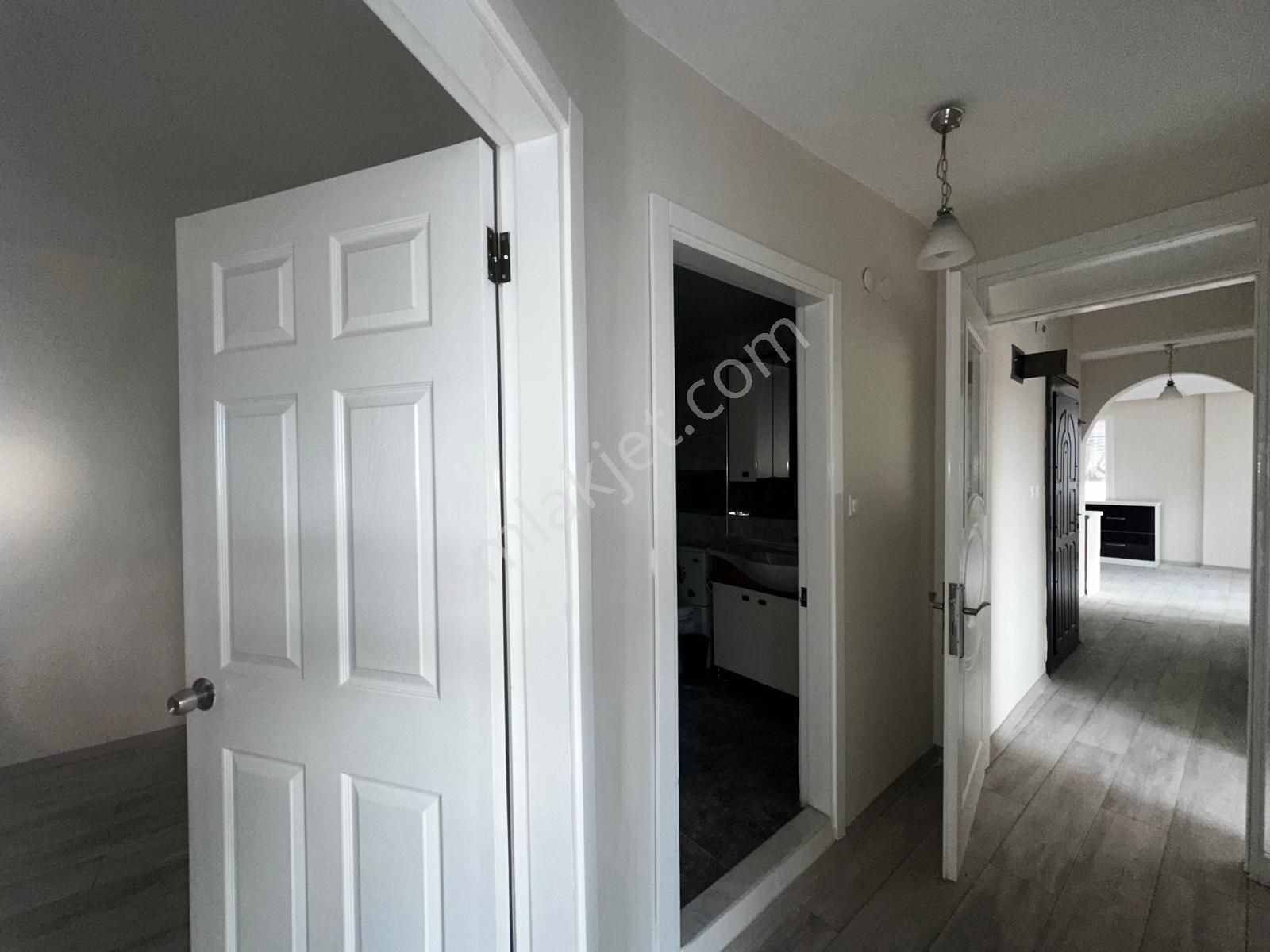 Kuşadası Marinada Sahile 200 Mt Ara Kat Asansörlü 3+1 - Görsel 15