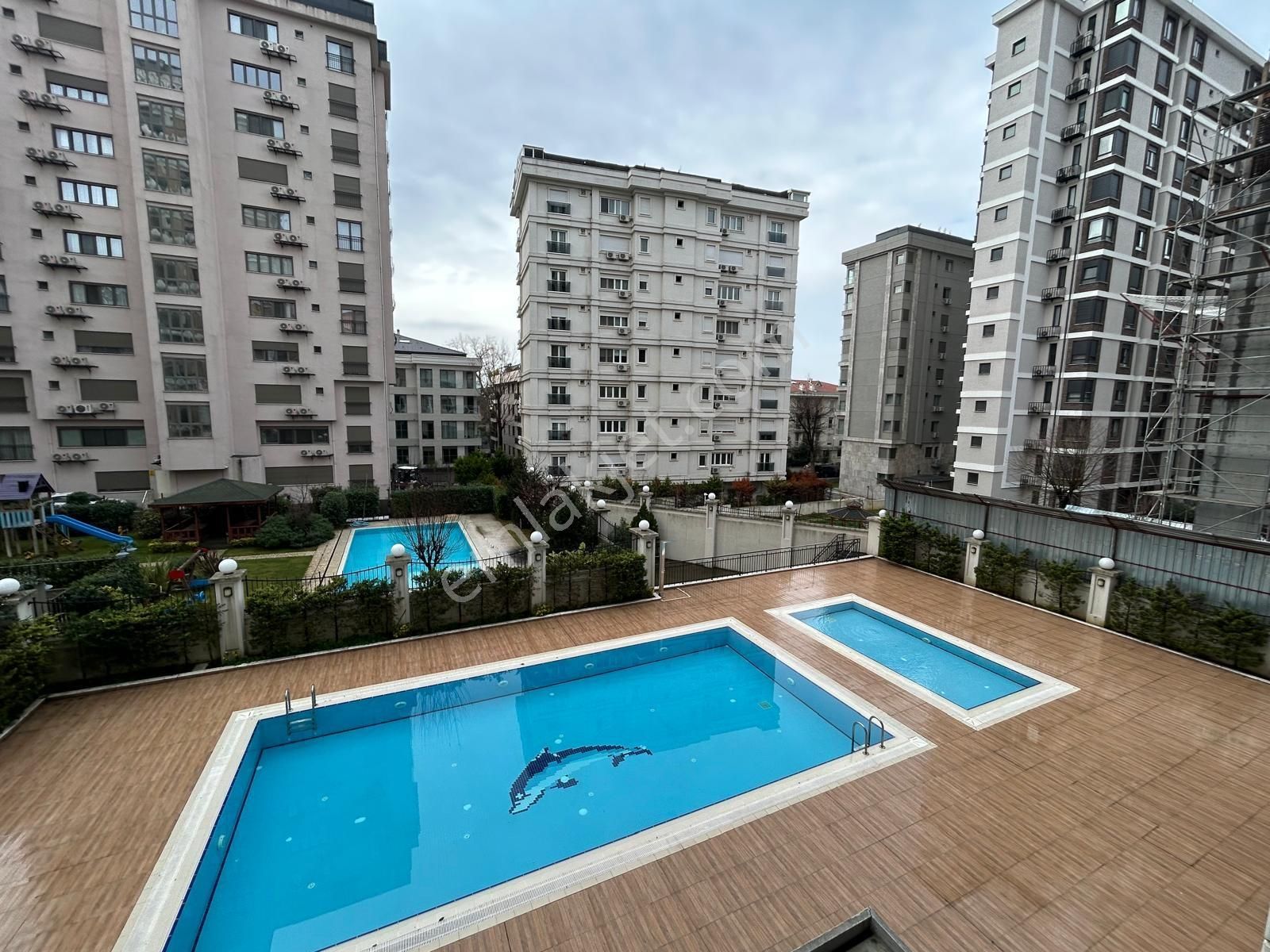 Suadiye Sahil'de 7/24 Güvenlikli Havuzlu Balkonlu Net 80m2 2+1