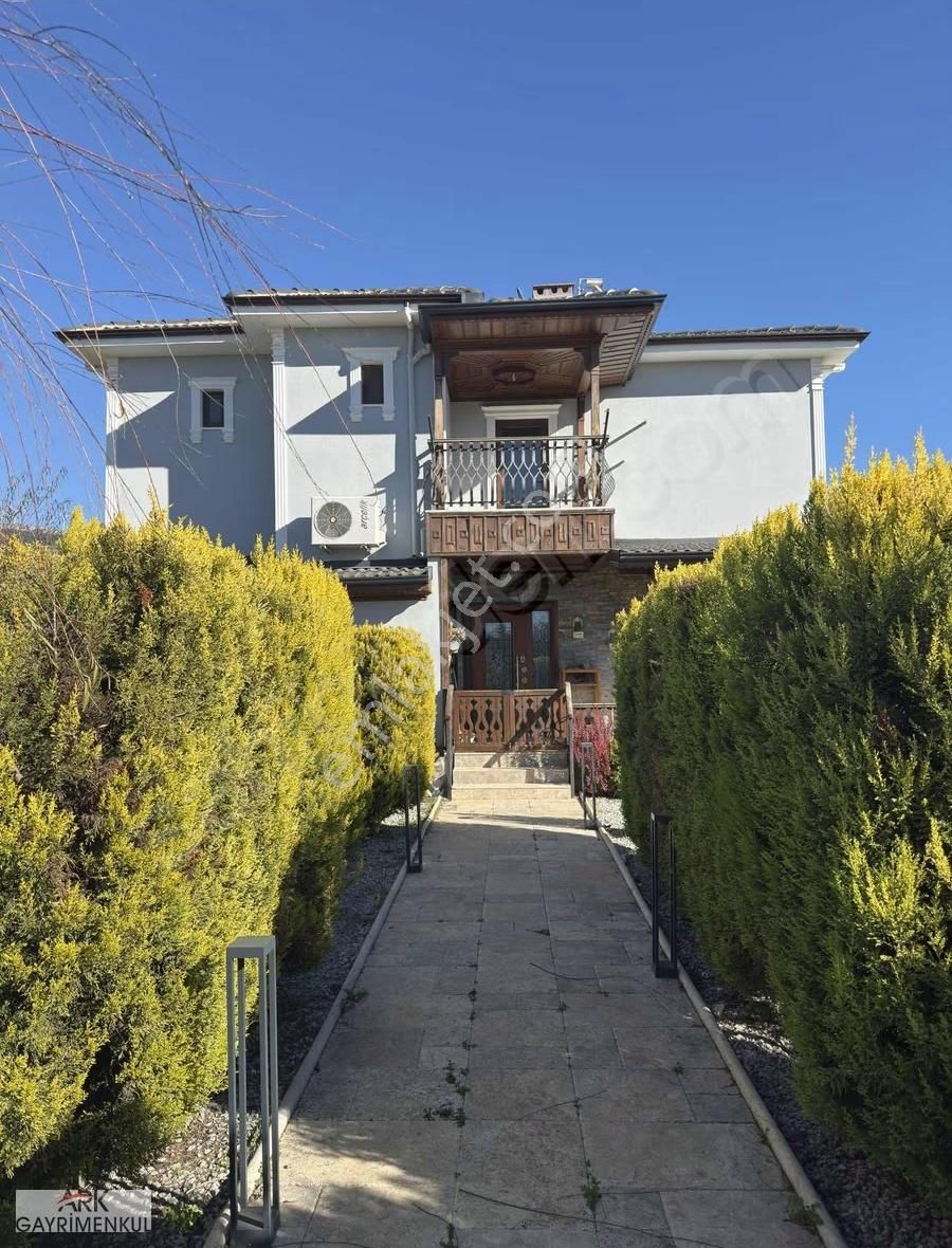 Lüks Sitede Havuzlu Lüks Eşyalı 1.000m2 Arsa'da Satılık Villa !