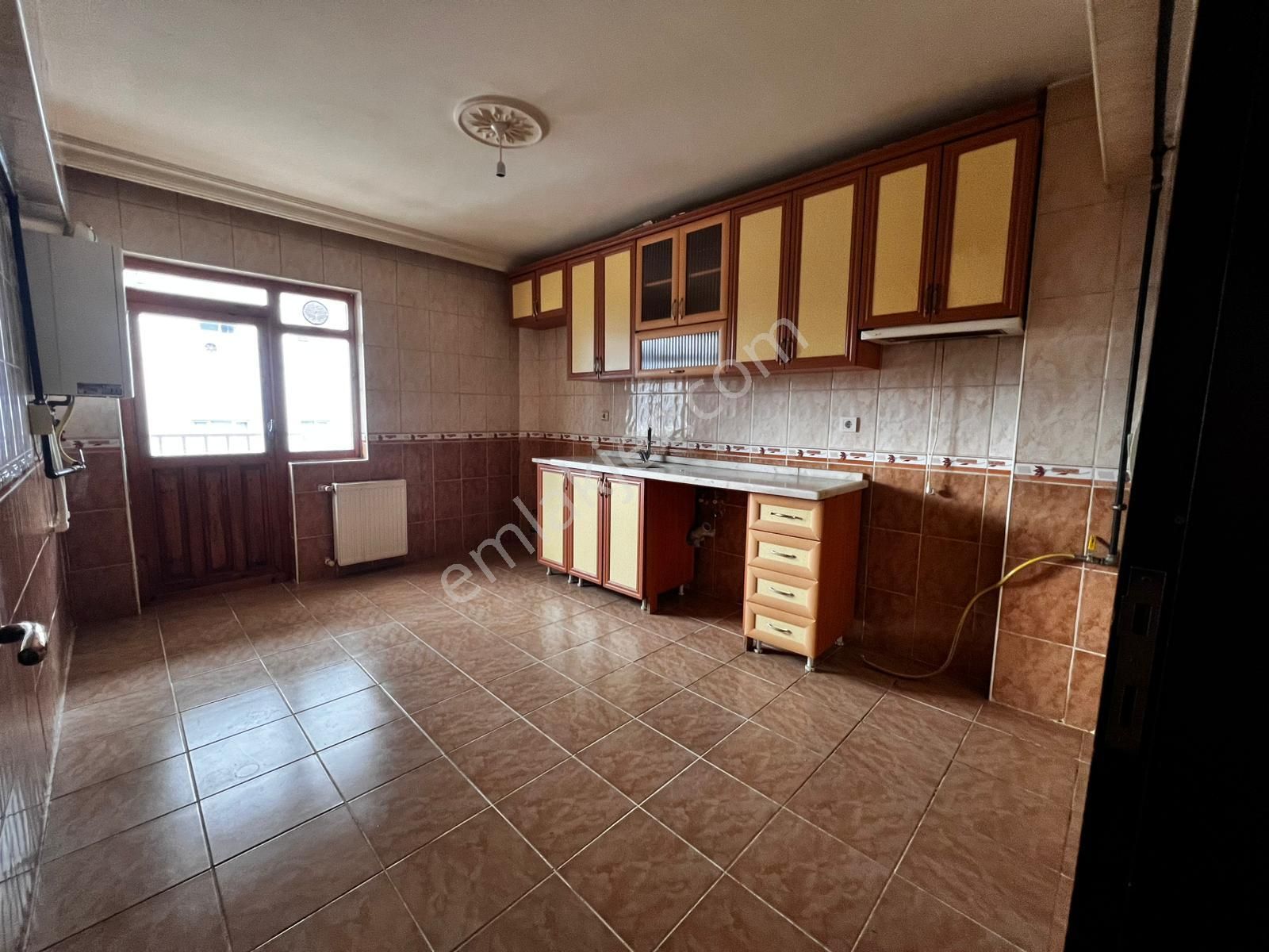 Hayal^den Andiçen Mh^de Ara Katta Ön Cp. Asansörlü 3+1 Geniş Kupon Daire !