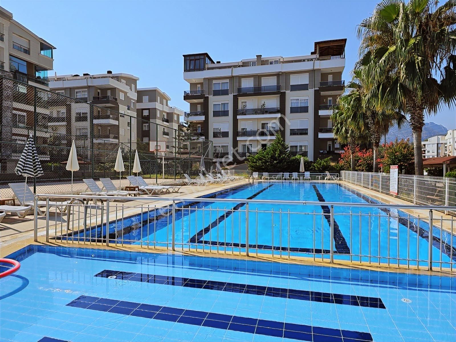 Bölgenin En Büyük , Güvenlikli Aile Sitesinde, Ayrı Girişli 1+1