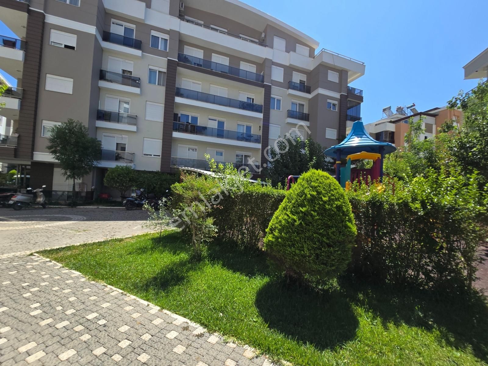 Bölgenin En Büyük , Güvenlikli Aile Sitesinde, Ayrı Girişli 1+1 - Görsel 3