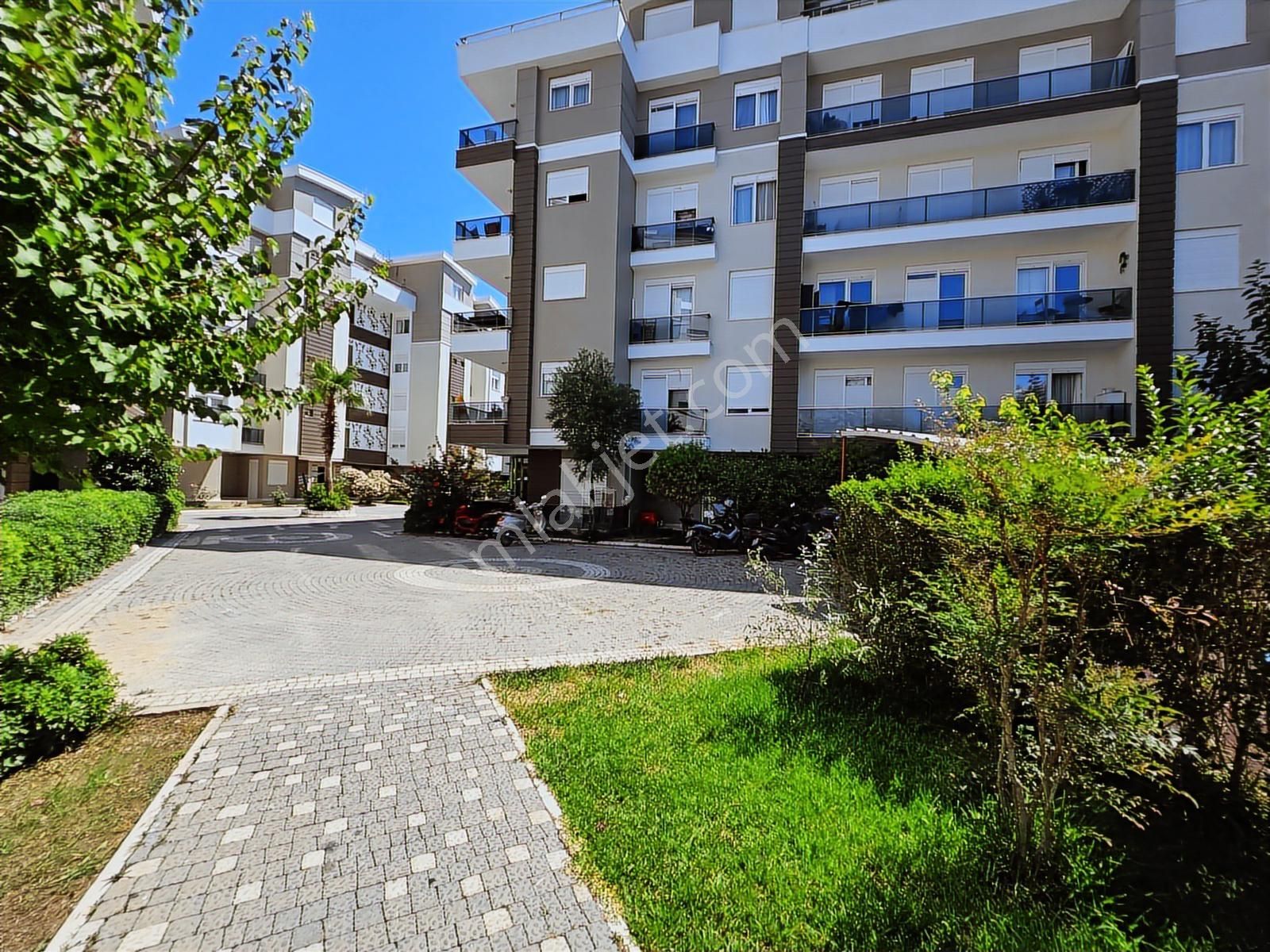 Bölgenin En Büyük , Güvenlikli Aile Sitesinde, Ayrı Girişli 1+1 - Görsel 12