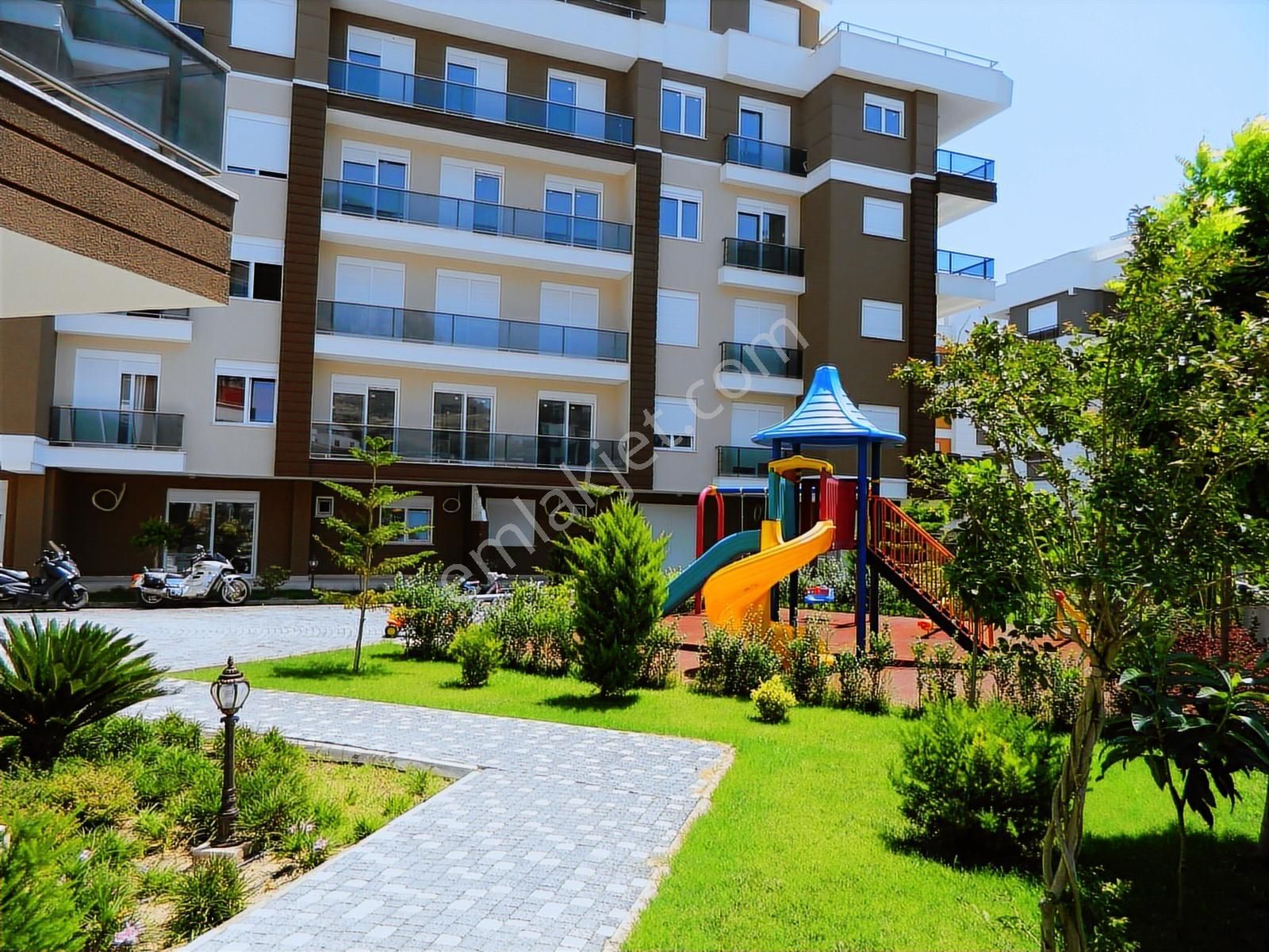 Bölgenin En Büyük , Güvenlikli Aile Sitesinde, Ayrı Girişli 1+1 - Görsel 15