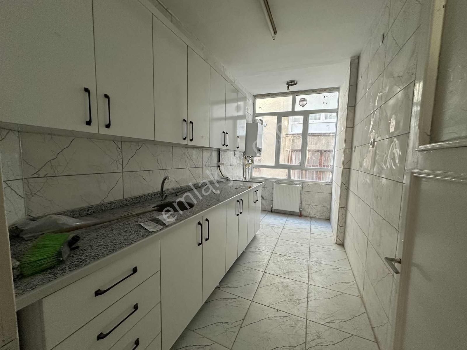Lise Caddesinde Satılık 3+1 Daire