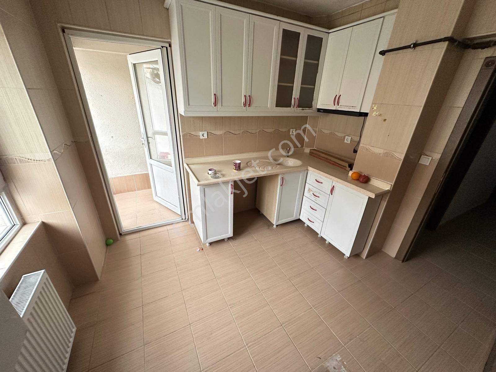 Akşemsettin Mh'de 2+1 90m² Asansörlü Bağımsız Ara Katta Yapılı Daire