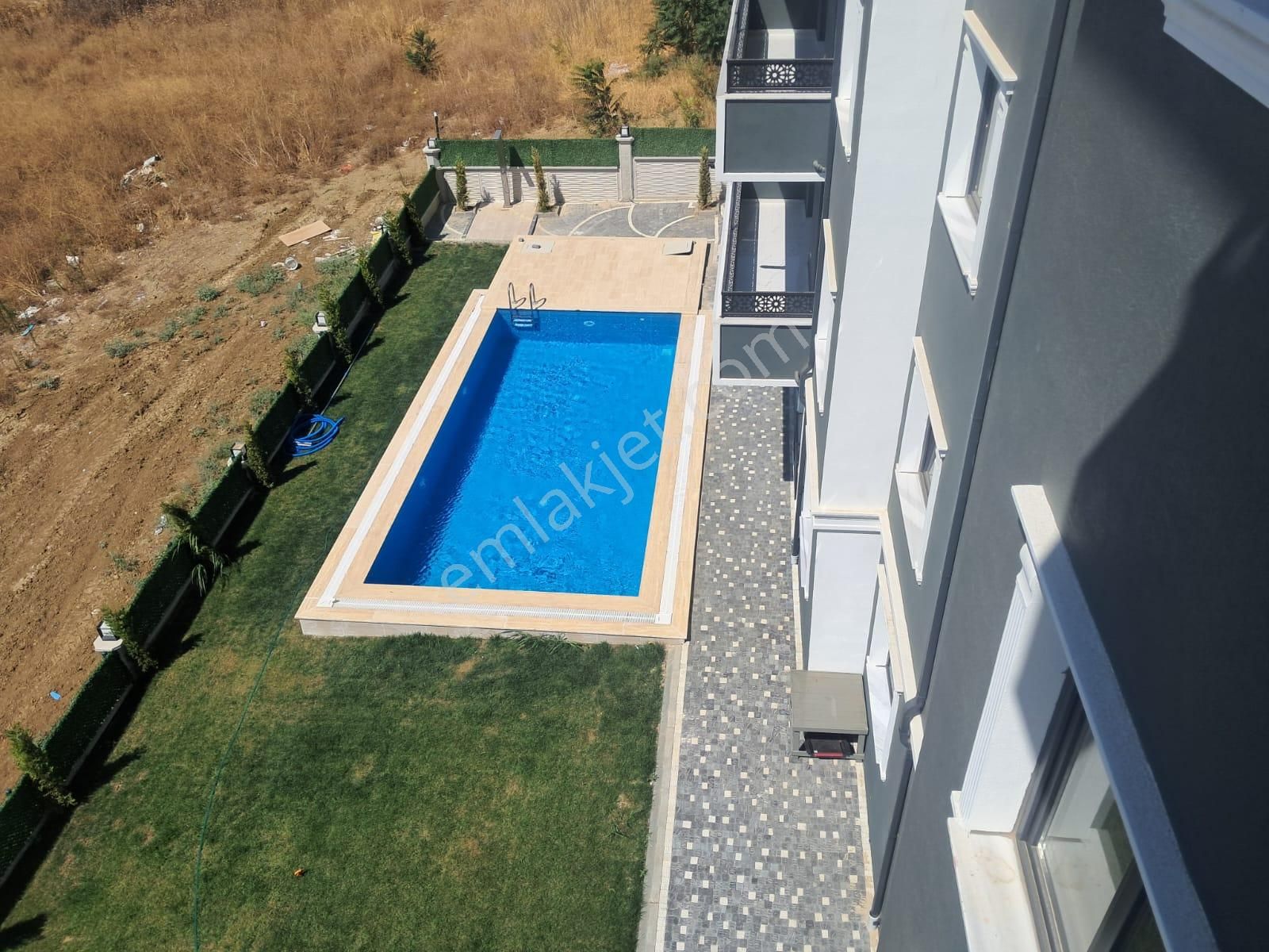 Ak Auto Gayrimenkul'den Atatürk Mah Havuzlu Satılık 2+1 Daire